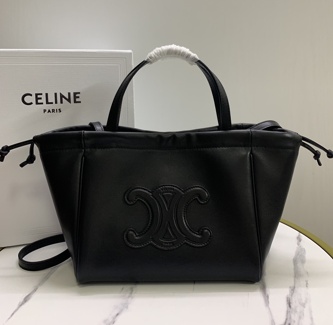 P1500 
CELINE 新出CABAS 小号抽绳托特这款小号的设计跟大号基本一样就是手腕处改用了柔软的牛皮带可随意弯曲还增加了可拆卸的长肩带🉑️手提🉑️肩背实用性不比大号差自重也轻很多小个子女生怕大号hold不住的话可以选这个啦！ 

风格：百搭实用款 

容量：容量比一般小包都大很多 

款号：111013克色（配原版包装）
尺寸：22-17-15-高仿包包