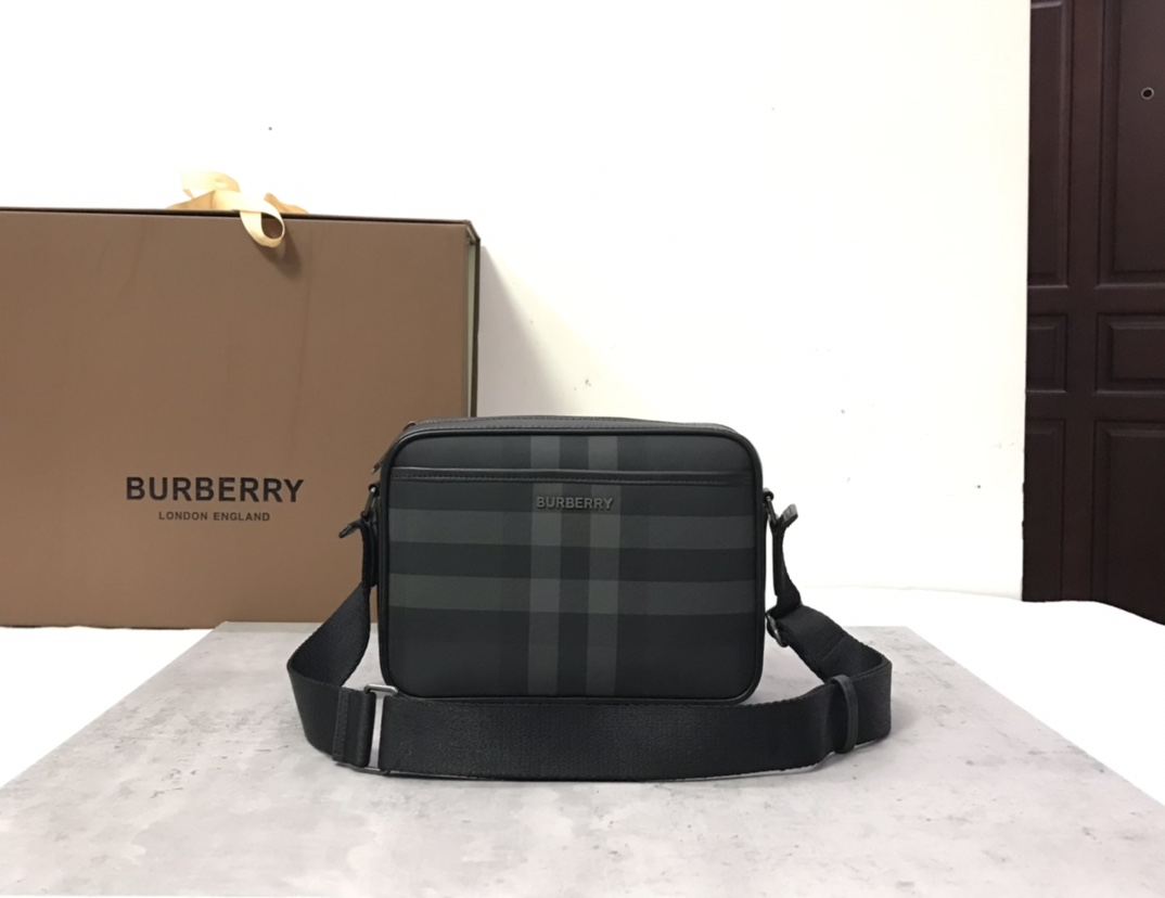 博柏利精巧的斜背包装饰 Burberry 格纹和光滑皮革边饰点缀品牌徽标设计搭配可调式网纹背带25 x 5 x 18cm可调式斜背带.1个磁扣开合外插袋；1个内插袋.拉链开合.手绘涂漆边缘.光泽金属配件.正面饰有 Burberry 立体字母徽标 p900-高仿包包