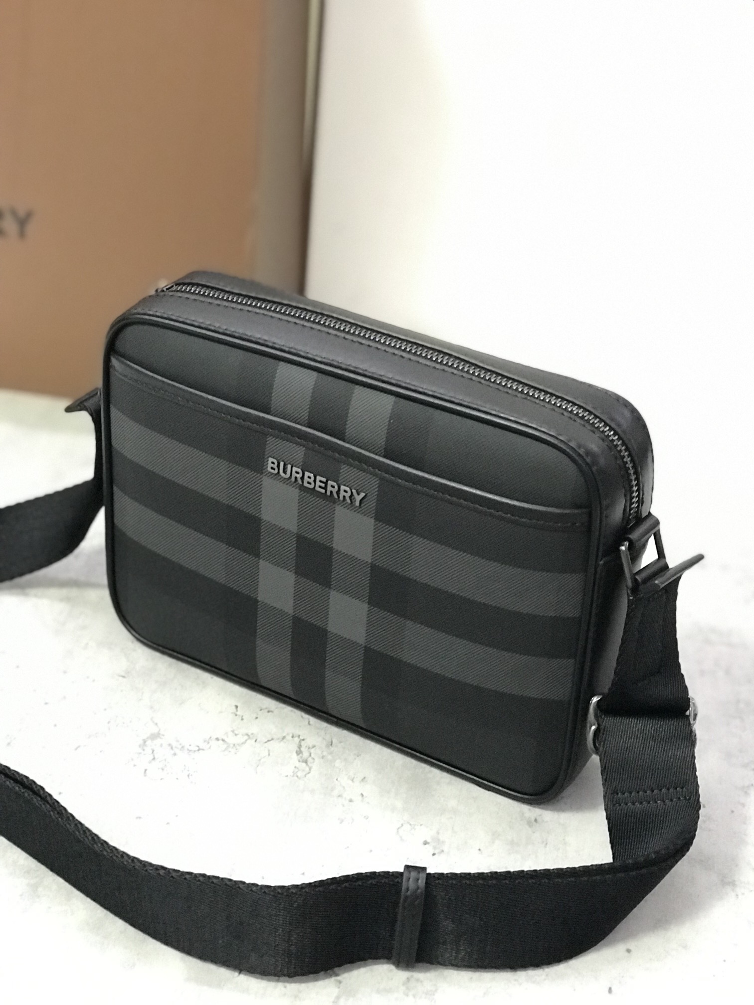 图片[3]-博柏利精巧的斜背包装饰 Burberry 格纹和光滑皮革边饰点缀品牌徽标设计搭配可调式网纹背带25 x 5 x 18cm可调式斜背带.1个磁扣开合外插袋；1个内插袋.拉链开合.手绘涂漆边缘.光泽金属配件.正面饰有 Burberry 立体字母徽标 p900-高仿包包