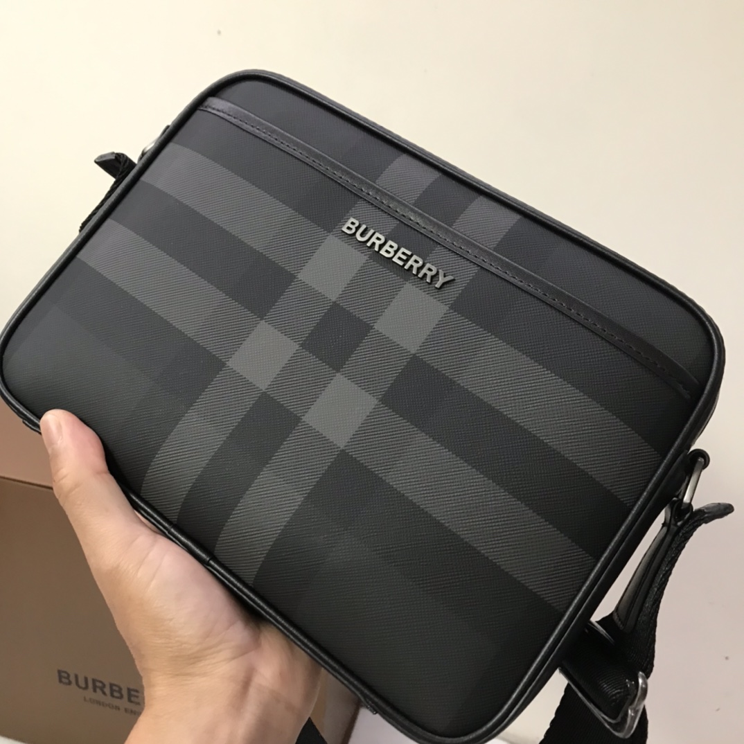 Mochila compacta e descaída da Burberry, embelezada com o xadrez da Burberry e acabamentos em pele lisaDesign do logótipo da marca com alças de rede ajustáveis25 x 5 x 18 cm alças ajustáveis e descaídas.1 bolso exterior com fecho magnético; 1 bolso interior. Fecho de correr. Rebordos pintados à mão. Ferragens em metal brilhante. Logótipo Burberry monogramado p900 na frente.