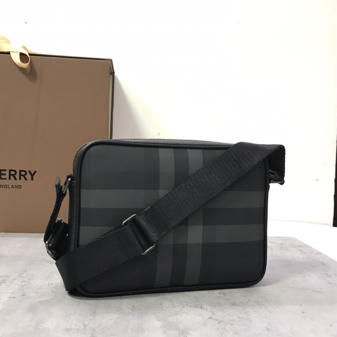 图片[5]-博柏利精巧的斜背包装饰 Burberry 格纹和光滑皮革边饰点缀品牌徽标设计搭配可调式网纹背带25 x 5 x 18cm可调式斜背带.1个磁扣开合外插袋；1个内插袋.拉链开合.手绘涂漆边缘.光泽金属配件.正面饰有 Burberry 立体字母徽标 p900-高仿包包