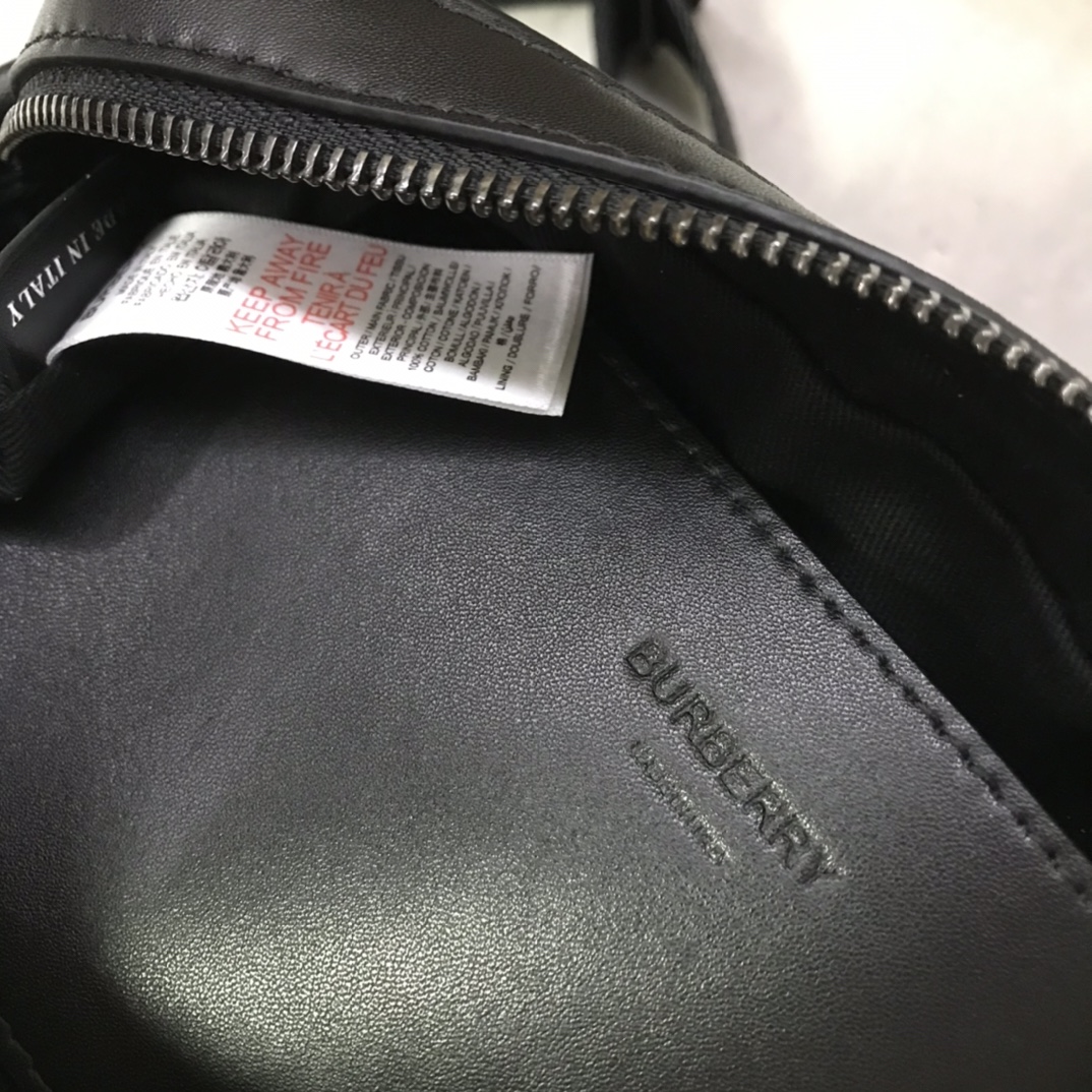 Mochila compacta e descaída da Burberry, embelezada com o xadrez da Burberry e acabamentos em pele lisaDesign do logótipo da marca com alças de rede ajustáveis25 x 5 x 18 cm alças ajustáveis e descaídas.1 bolso exterior com fecho magnético; 1 bolso interior. Fecho de correr. Rebordos pintados à mão. Ferragens em metal brilhante. Logótipo Burberry monogramado p900 na frente.