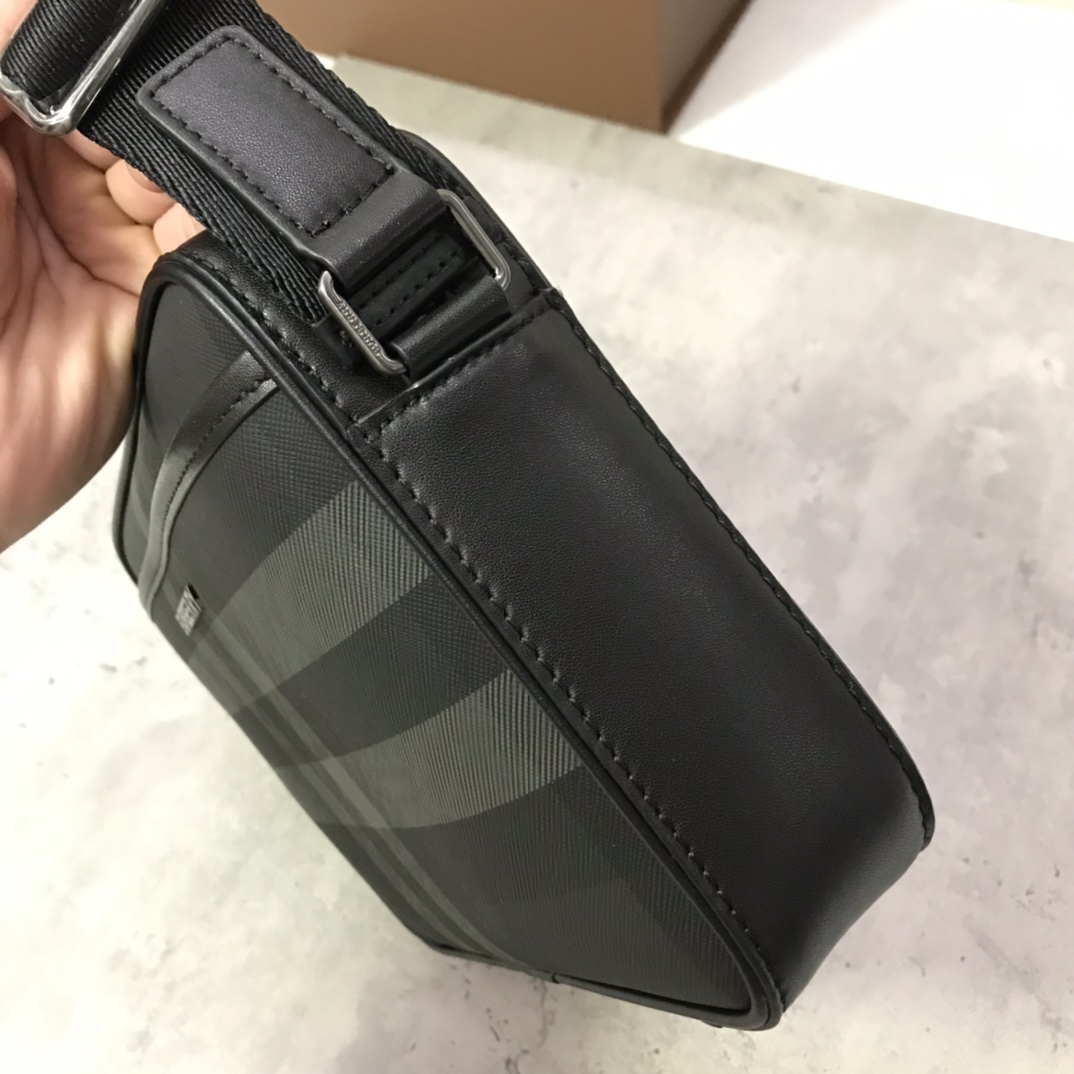 Mochila compacta e descaída da Burberry, embelezada com o xadrez da Burberry e acabamentos em pele lisaDesign do logótipo da marca com alças de rede ajustáveis25 x 5 x 18 cm alças ajustáveis e descaídas.1 bolso exterior com fecho magnético; 1 bolso interior. Fecho de correr. Rebordos pintados à mão. Ferragens em metal brilhante. Logótipo Burberry monogramado p900 na frente.