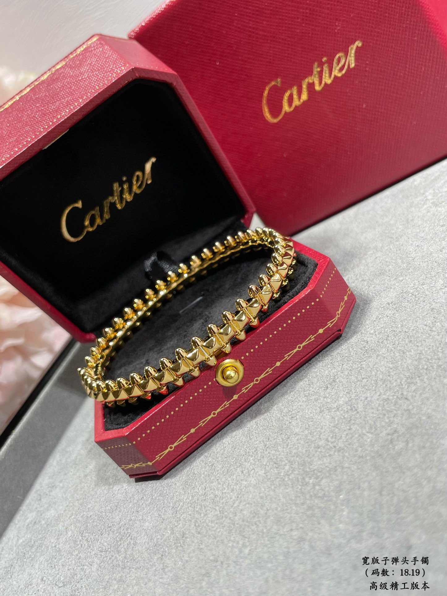 p560V gold plated imitation gold (wide version of the size: 18.19) Cartier couples models CNC wide version of the most popular one of the bullet bracelet 💋 💄 on both sides of the small willow nails can be free to swing very personalized one of the timeless classic in recent years is very hot High-end micro-mosaic material The same process, but not the same price Genuine gold texture