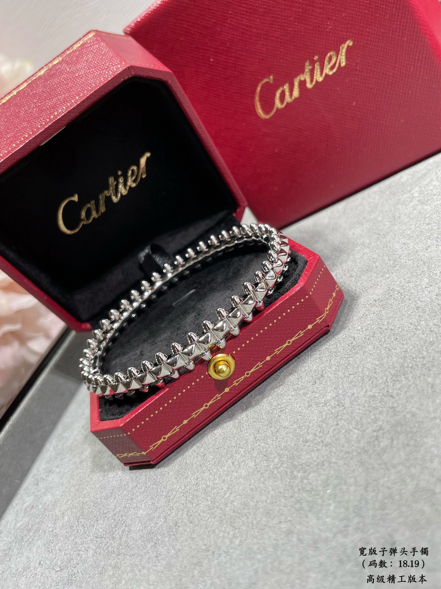 p560V banhado a ouro imitação de ouro (versão ampla do tamanho: 18,19) Modelos de casais Cartier Versão ampla CNC do mais popular da pulseira de bala 💋 💄 em ambos os lados das pequenas unhas de salgueiro pode ser livre para balançar muito personalizado um dos clássicos atemporais nos últimos anos é muito quente Material micro-mosaico de alta qualidade O mesmo processo, mas não o mesmo preço Textura de ouro genuíno