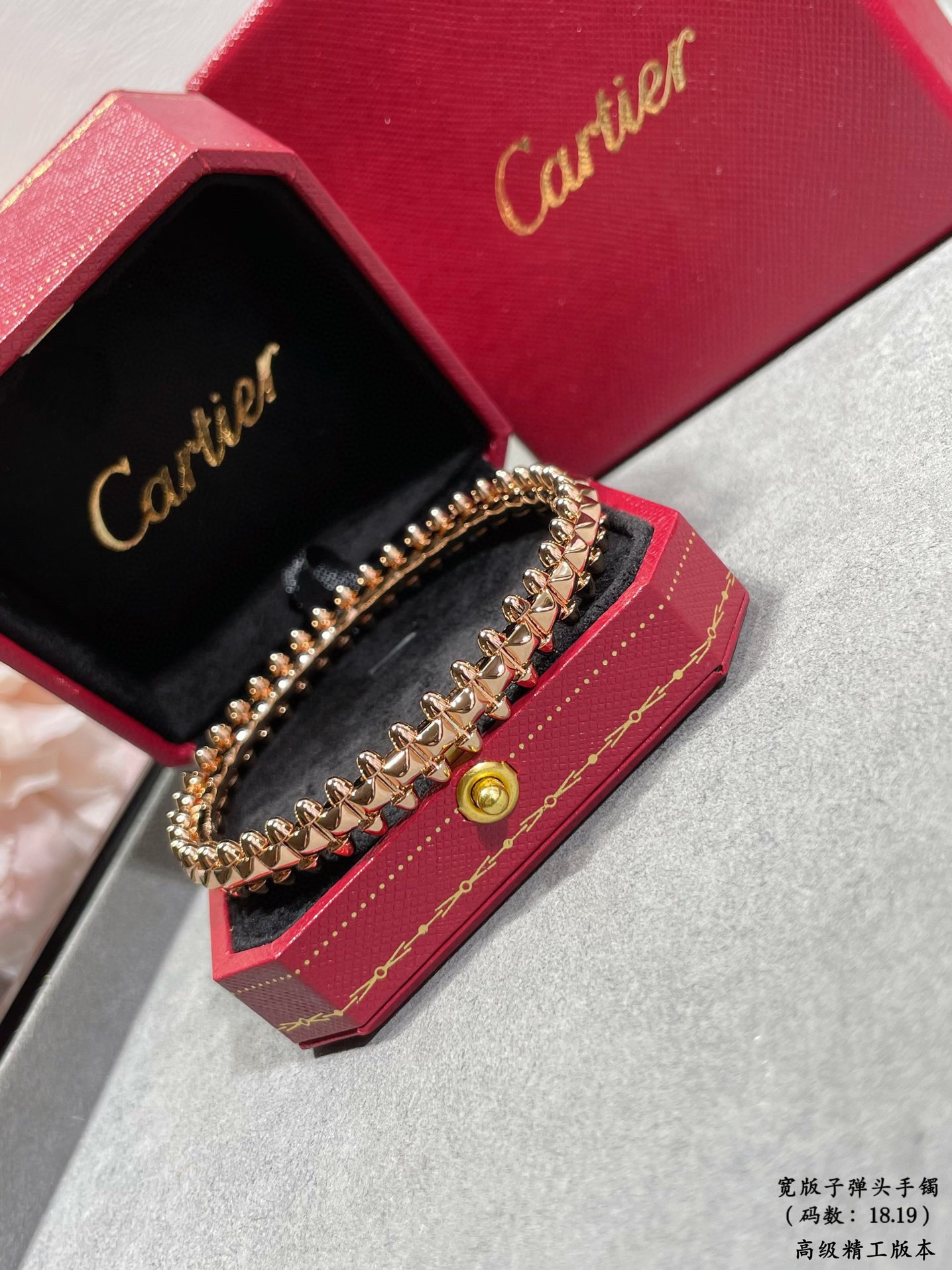 p560V gold plated imitation gold (wide version of the size: 18.19) Cartier couples models CNC wide version of the most popular one of the bullet bracelet 💋 💄 on both sides of the small willow nails can be free to swing very personalized one of the timeless classic in recent years is very hot High-end micro-mosaic material The same process, but not the same price Genuine gold texture