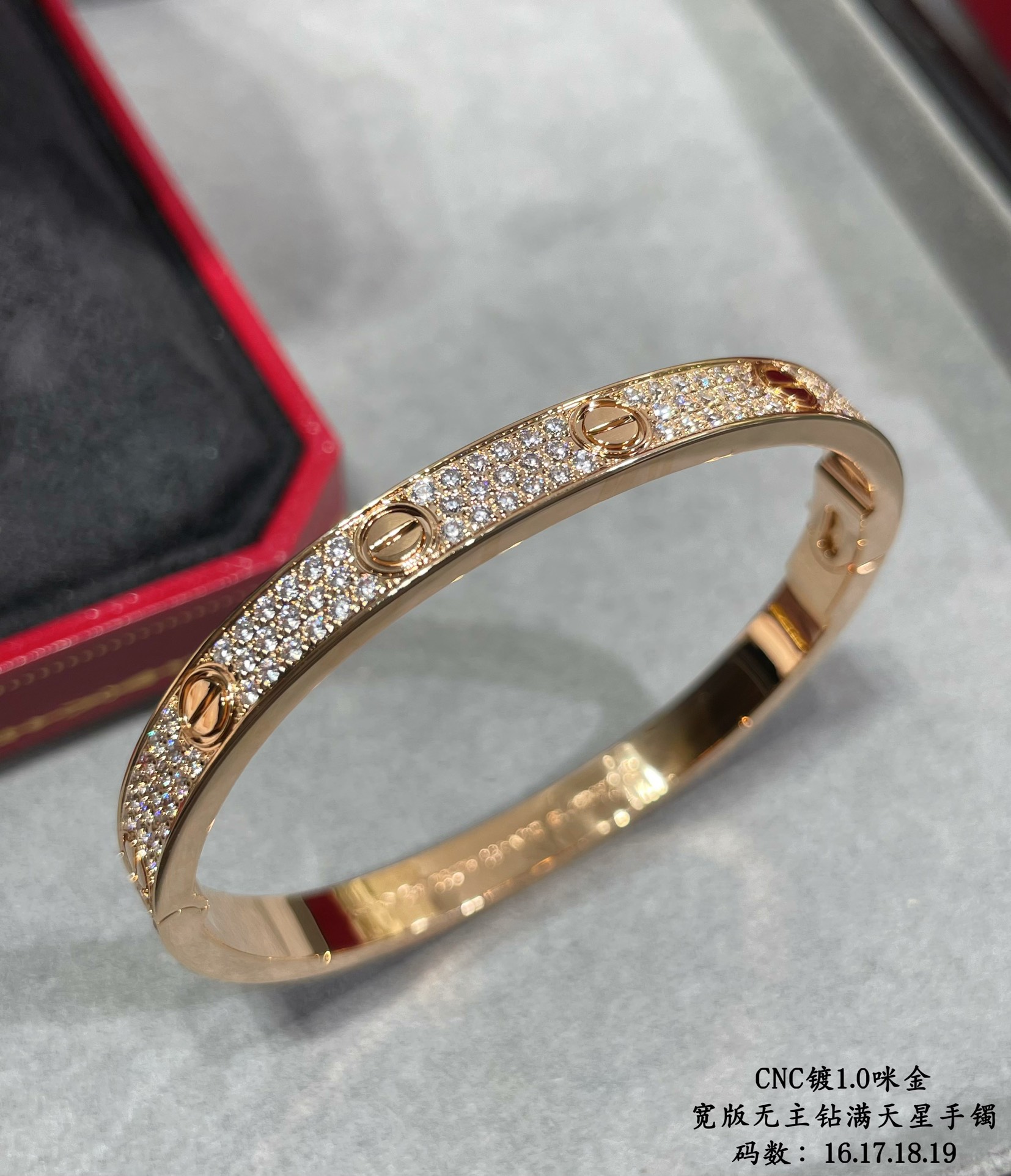 V de oro chapado en micro oro (16-18 yardas: p76019 yardas: p840) Los productos de primera calidad no aceptan devoluciones ni cambios Hay tres colores disponibles "Sólo la versión artesanal de alta calidad" Cartier versión ancha de la estrella completa II Pulsera de diamantes engastados a mano CNC Cada piedra de la pulsera está engastada a mano Índice de refracción visible a simple vista 👍 Material de oro V chapado con una capa de micro oro de 1,0 La producción requiere mucho tiempo Recomendaciones tóxicas