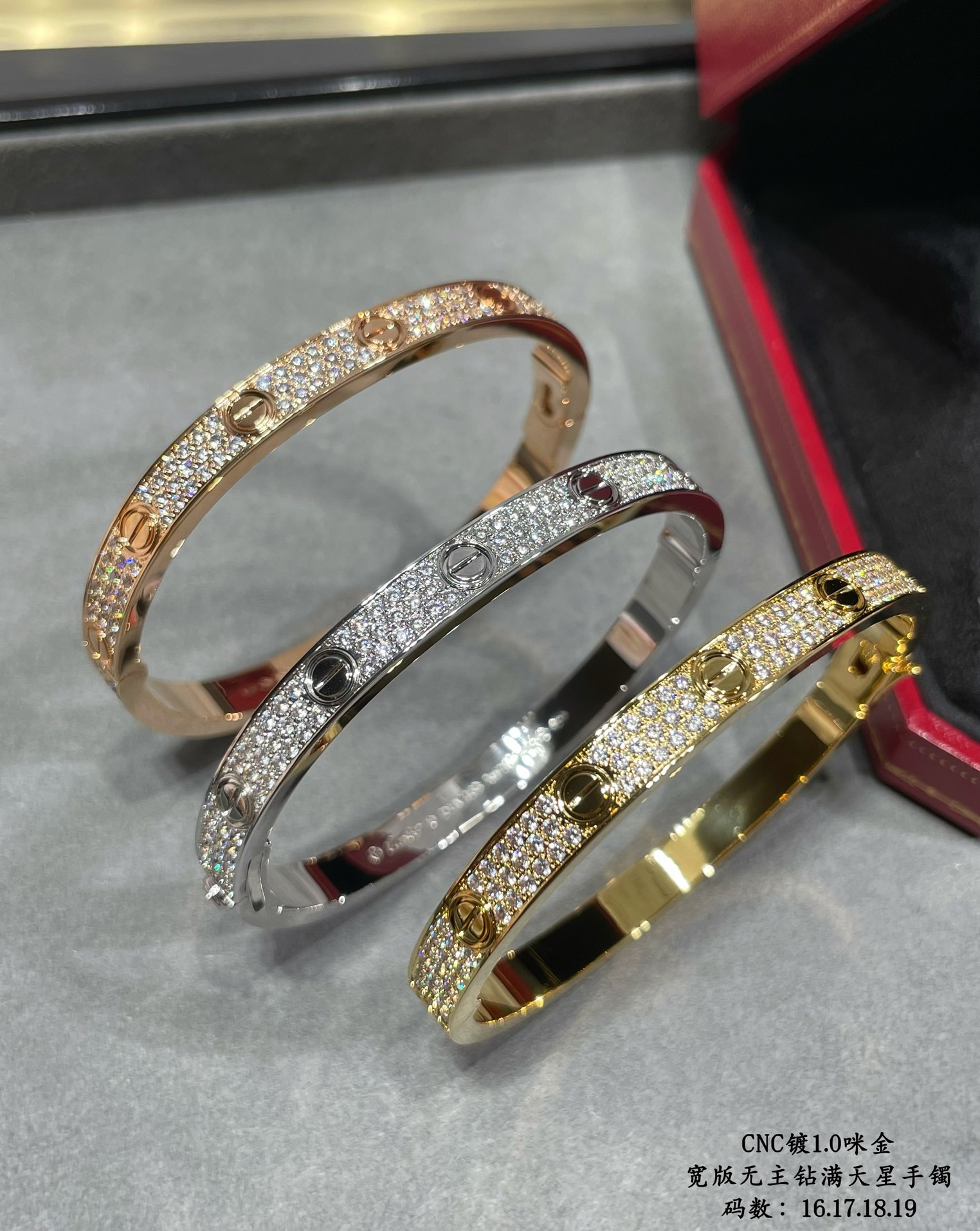 V gold plated micro gold (16-18 yards: p76019 yards: p840) Premium goods do not accept returns and exchanges Three colors to choose from "only the high quality fine version" Cartier wide version of the full star II CNC hand set diamonds bracelet bracelet bracelet on the bracelet each stone is hand-set refractive index visible to the naked eye 👍 V gold material plated with a 1.0 micro gold layer The production of goods is very time-consuming Poisonous Recommendations