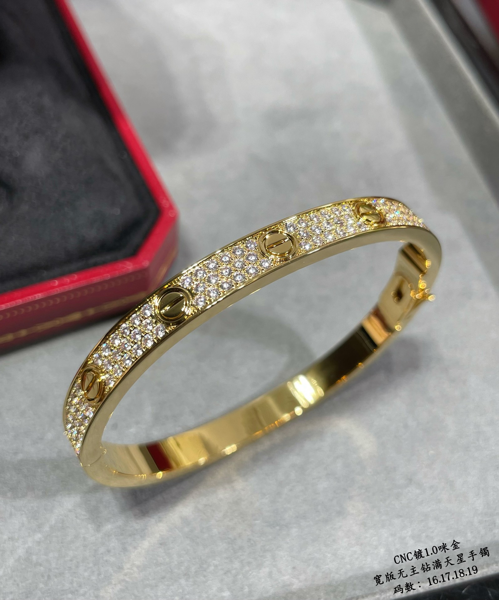 V de oro chapado en micro oro (16-18 yardas: p76019 yardas: p840) Los productos de primera calidad no aceptan devoluciones ni cambios Hay tres colores disponibles "Sólo la versión artesanal de alta calidad" Cartier versión ancha de la estrella completa II Pulsera de diamantes engastados a mano CNC Cada piedra de la pulsera está engastada a mano Índice de refracción visible a simple vista 👍 Material de oro V chapado con una capa de micro oro de 1,0 La producción requiere mucho tiempo Recomendaciones tóxicas