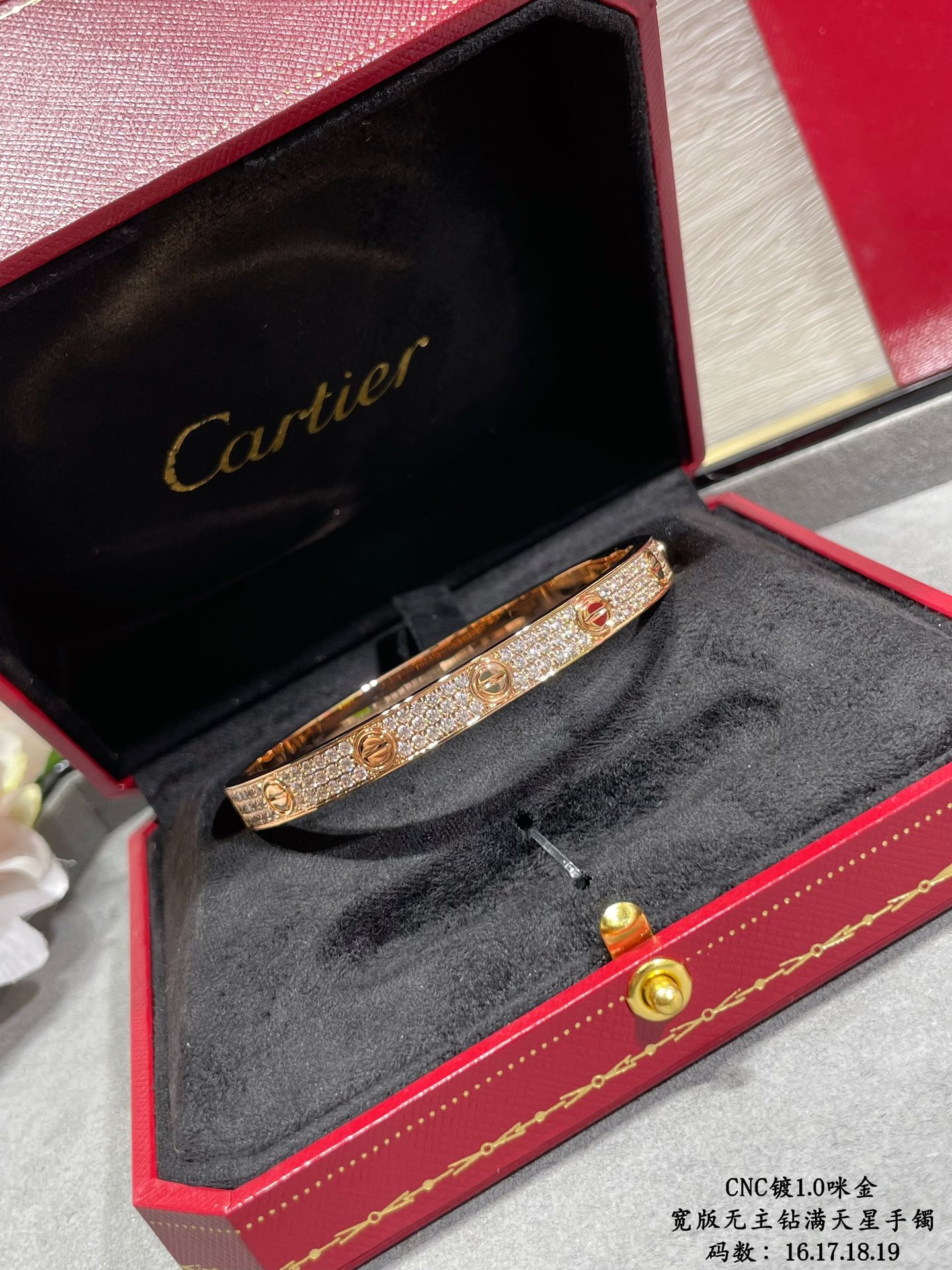 V de oro chapado en micro oro (16-18 yardas: p76019 yardas: p840) Los productos de primera calidad no aceptan devoluciones ni cambios Hay tres colores disponibles "Sólo la versión artesanal de alta calidad" Cartier versión ancha de la estrella completa II Pulsera de diamantes engastados a mano CNC Cada piedra de la pulsera está engastada a mano Índice de refracción visible a simple vista 👍 Material de oro V chapado con una capa de micro oro de 1,0 La producción requiere mucho tiempo Recomendaciones tóxicas