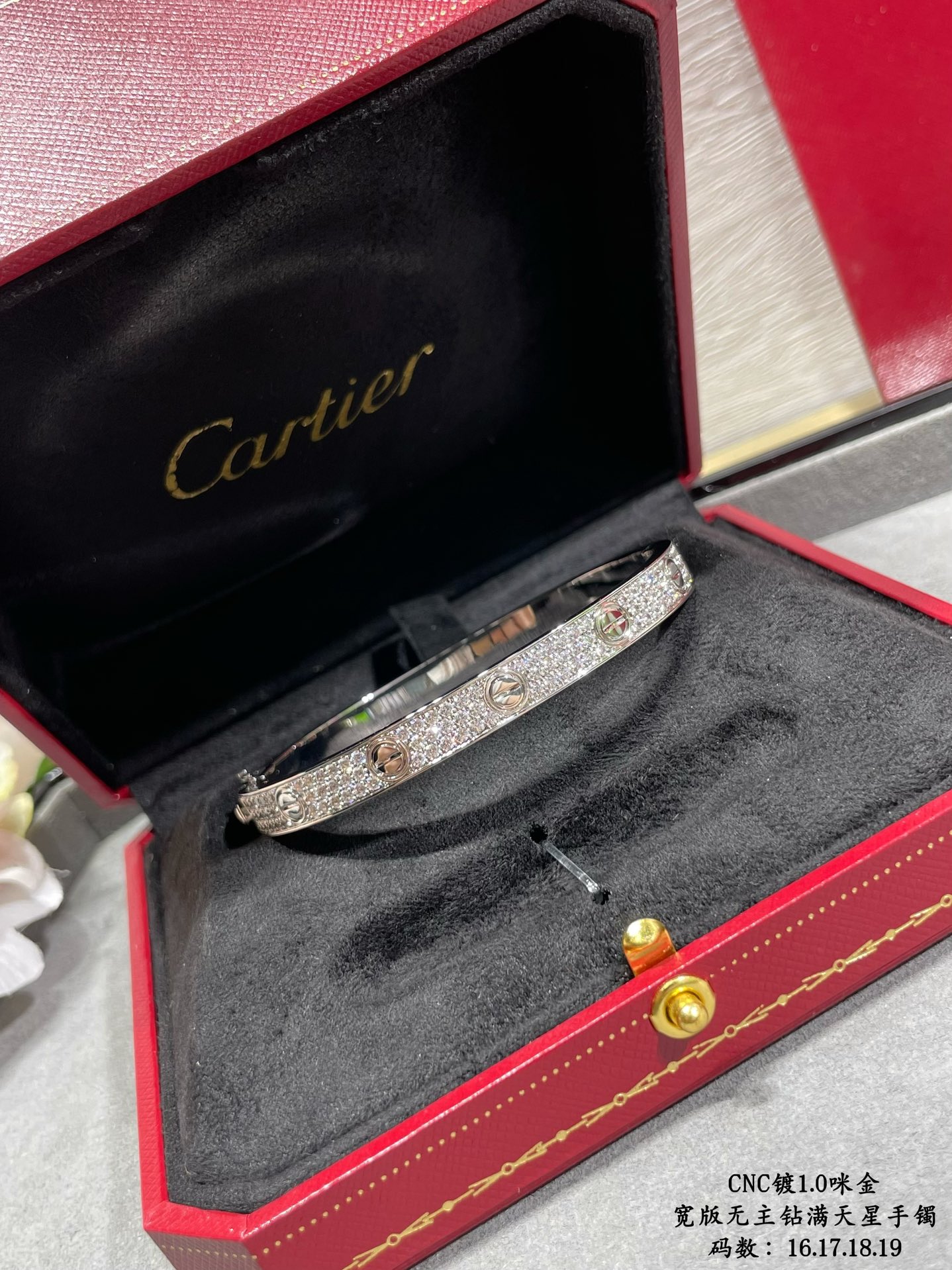 V gold plated micro gold (16-18 yards: p76019 yards: p840) Premium goods do not accept returns and exchanges Three colors to choose from "only the high quality fine version" Cartier wide version of the full star II CNC hand set diamonds bracelet bracelet bracelet on the bracelet each stone is hand-set refractive index visible to the naked eye 👍 V gold material plated with a 1.0 micro gold layer The production of goods is very time-consuming Poisonous Recommendations