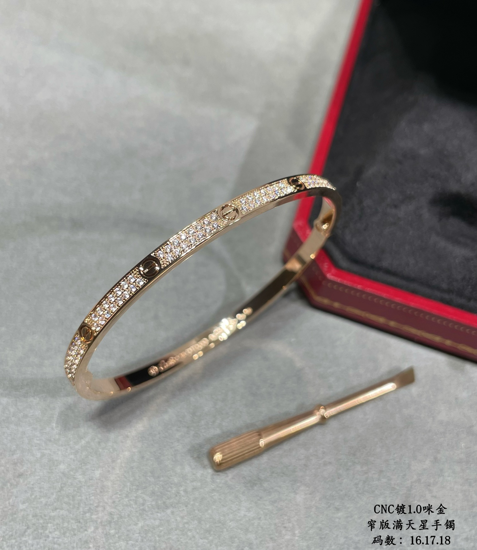 p640V plaqué or micro gold Premium goods do not accept returns and exchanges Taille 16.17.18 trois couleurs peuvent être sélectionnées "only to do high-level crafted version" Cartier narrow version of the full star II CNC hand diamond bracelet bracelet sur chaque pierre est serti à la main indice de réfraction visible à l'œil nu 👍 V gold material plated with a layer of 1.0 micro gold making the goods is very time-consuming poison Recommandé !