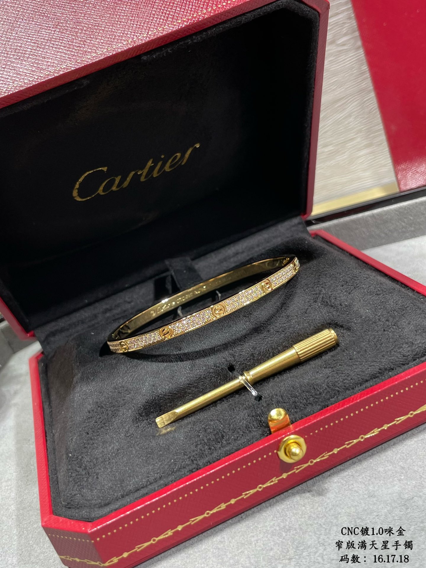 p640V plaqué or micro gold Premium goods do not accept returns and exchanges Taille 16.17.18 trois couleurs peuvent être sélectionnées "only to do high-level crafted version" Cartier narrow version of the full star II CNC hand diamond bracelet bracelet sur chaque pierre est serti à la main indice de réfraction visible à l'œil nu 👍 V gold material plated with a layer of 1.0 micro gold making the goods is very time-consuming poison Recommandé !