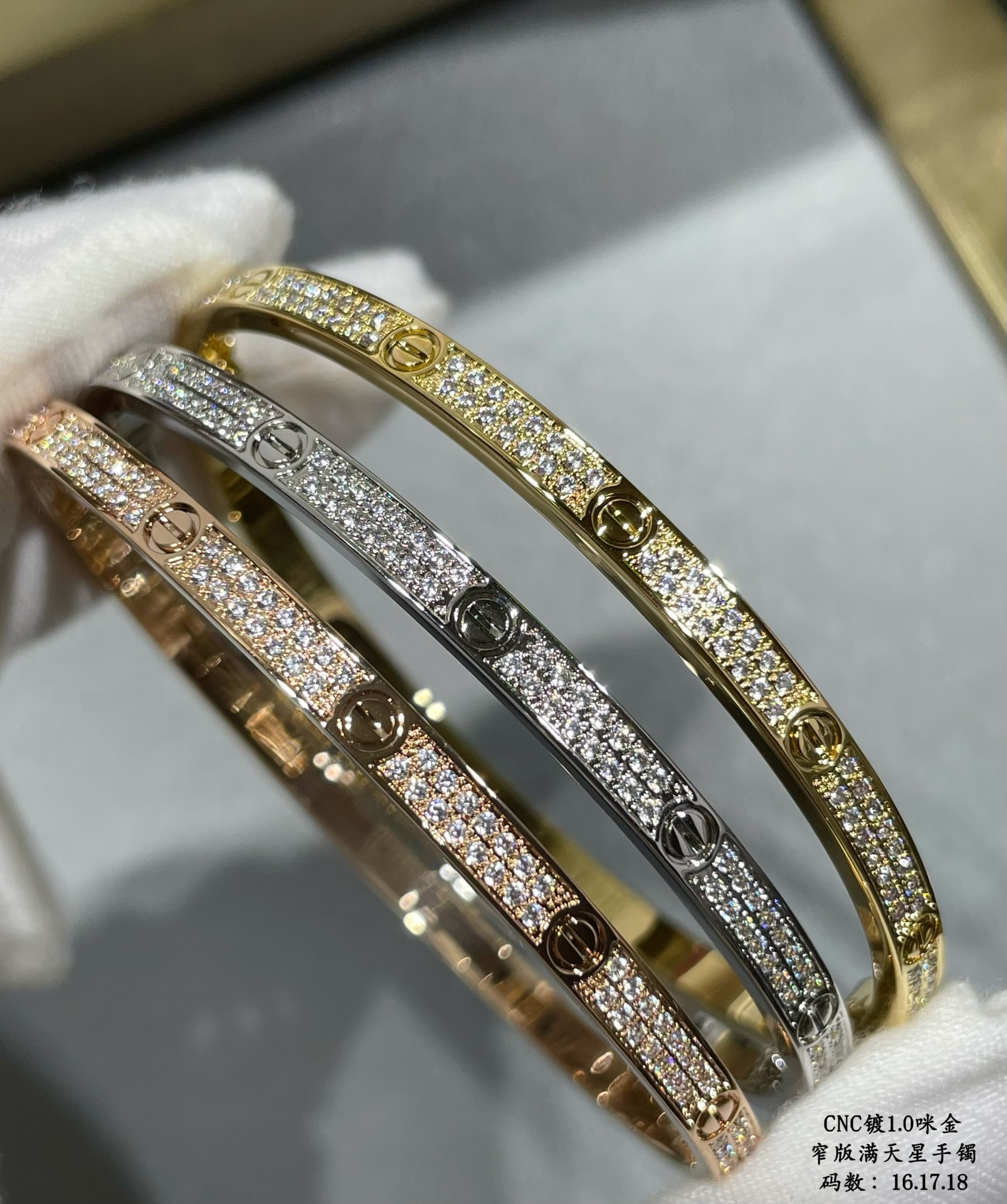 p640V plaqué or micro gold Premium goods do not accept returns and exchanges Taille 16.17.18 trois couleurs peuvent être sélectionnées "only to do high-level crafted version" Cartier narrow version of the full star II CNC hand diamond bracelet bracelet sur chaque pierre est serti à la main indice de réfraction visible à l'œil nu 👍 V gold material plated with a layer of 1.0 micro gold making the goods is very time-consuming poison Recommandé !