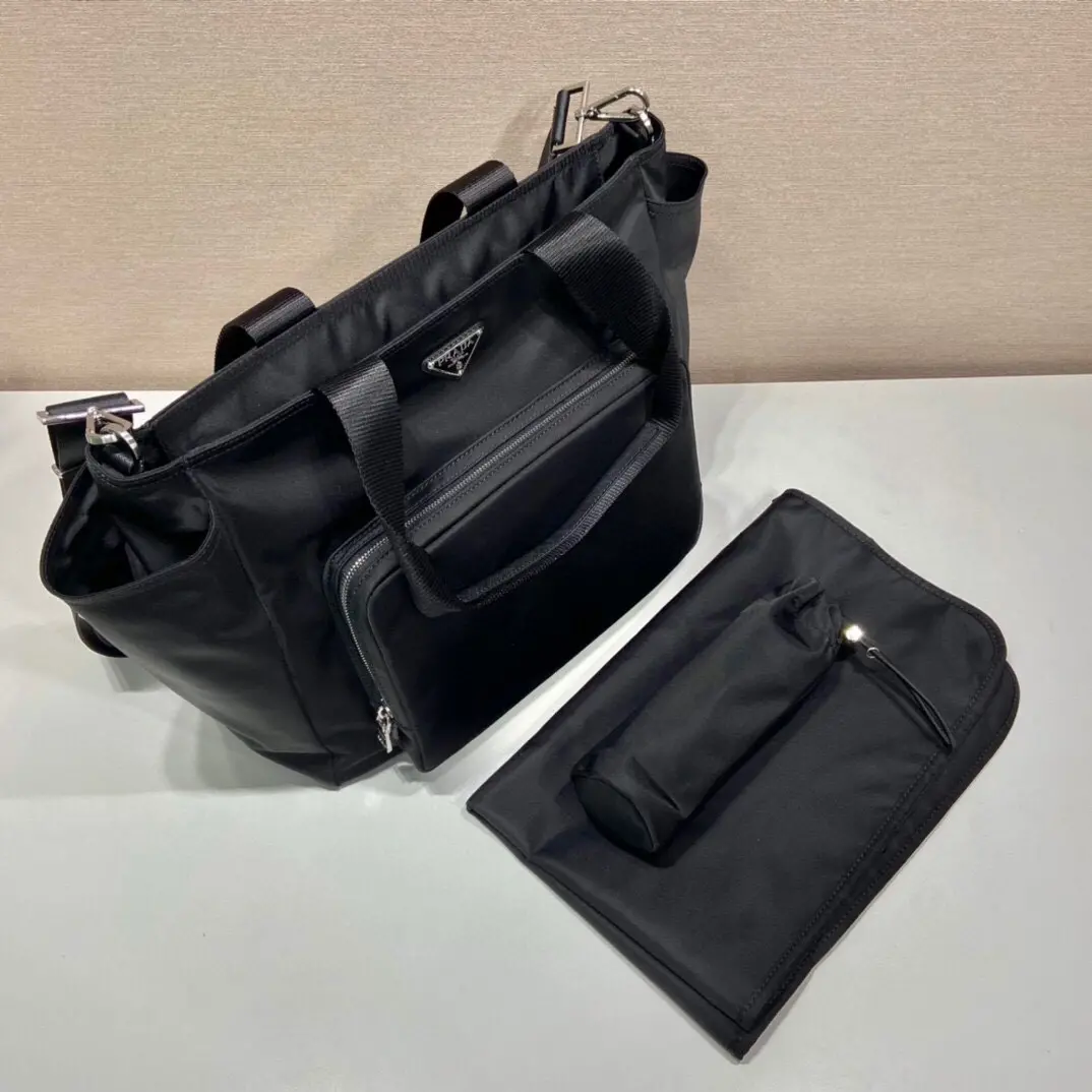 p900 Prada 1BG102Este saco para a mamã é feito de tecido de nylon importado e é muito prático Também pode ser utilizado como saco de compras / saco para a mamã de uma só vez com um equipamento completo com almofadas e suportes para copos A funcionalidade é óptima Apresse-se e compre-o é outro que nunca sairá de moda!Comprimento 35xAltura 30xFundo 17cm