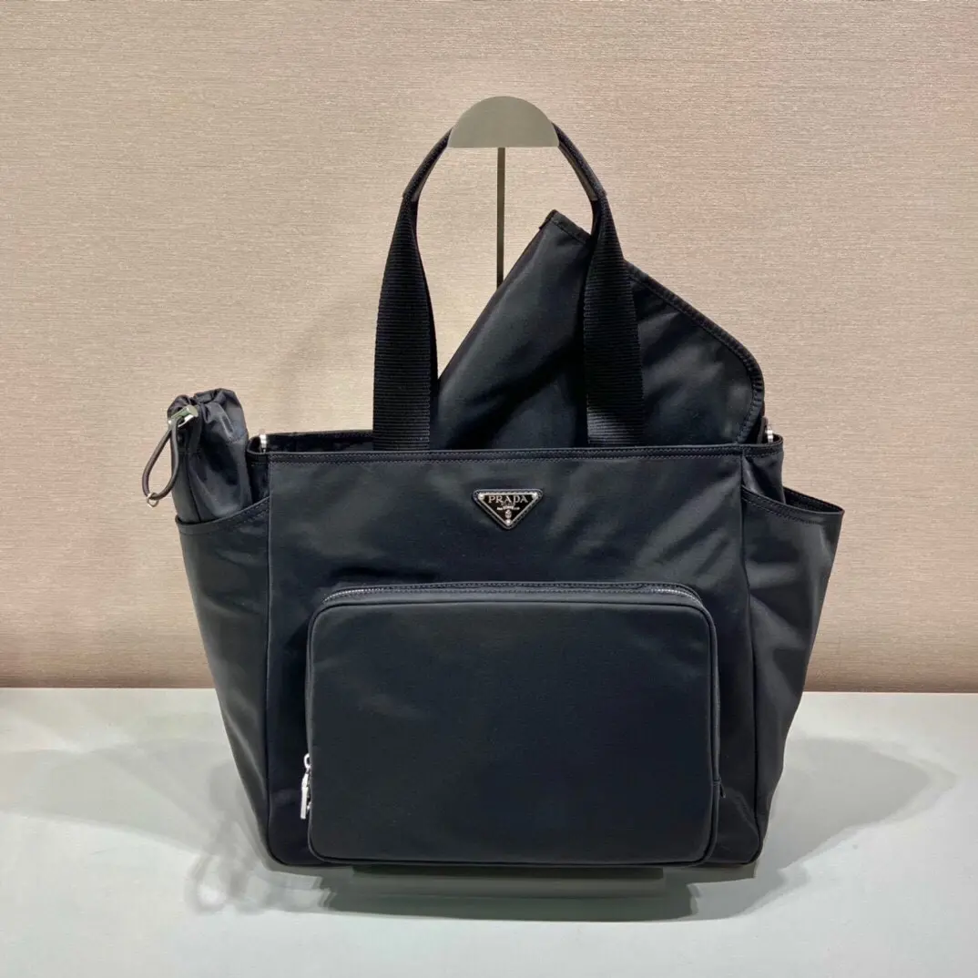 p900 Prada 1BG102Este saco para a mamã é feito de tecido de nylon importado e é muito prático Também pode ser utilizado como saco de compras / saco para a mamã de uma só vez com um equipamento completo com almofadas e suportes para copos A funcionalidade é óptima Apresse-se e compre-o é outro que nunca sairá de moda!Comprimento 35xAltura 30xFundo 17cm