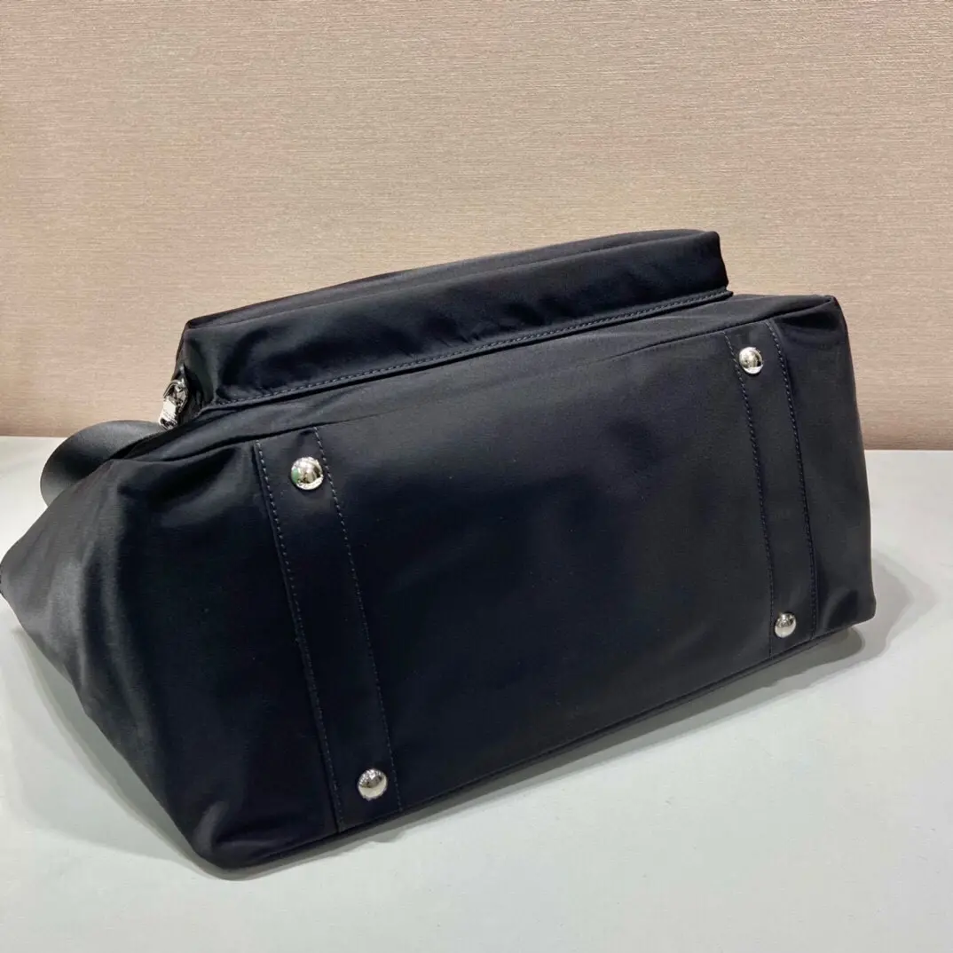 p900 Prada 1BG102Este saco para a mamã é feito de tecido de nylon importado e é muito prático Também pode ser utilizado como saco de compras / saco para a mamã de uma só vez com um equipamento completo com almofadas e suportes para copos A funcionalidade é óptima Apresse-se e compre-o é outro que nunca sairá de moda!Comprimento 35xAltura 30xFundo 17cm