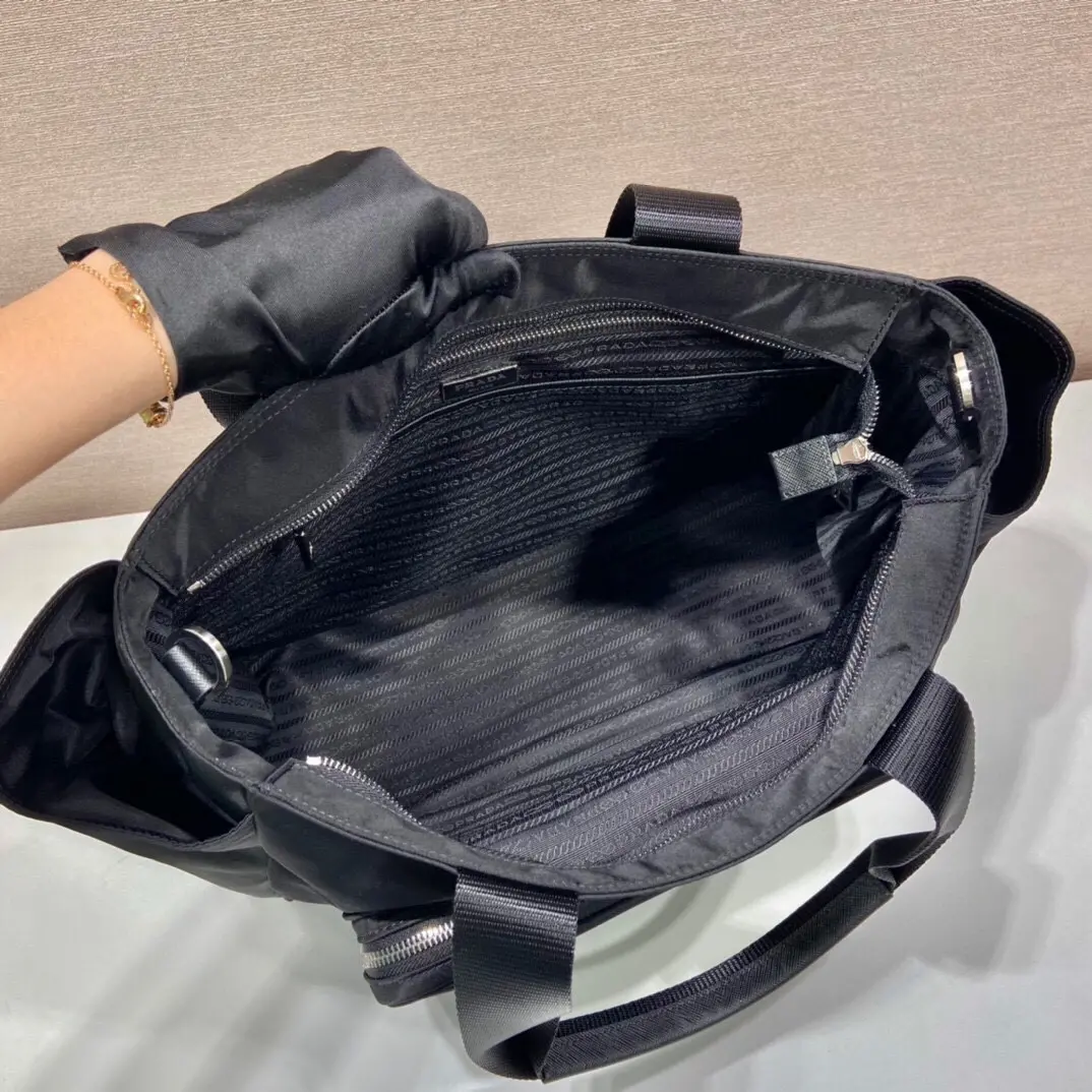 p900 Prada 1BG102Este saco para a mamã é feito de tecido de nylon importado e é muito prático Também pode ser utilizado como saco de compras / saco para a mamã de uma só vez com um equipamento completo com almofadas e suportes para copos A funcionalidade é óptima Apresse-se e compre-o é outro que nunca sairá de moda!Comprimento 35xAltura 30xFundo 17cm