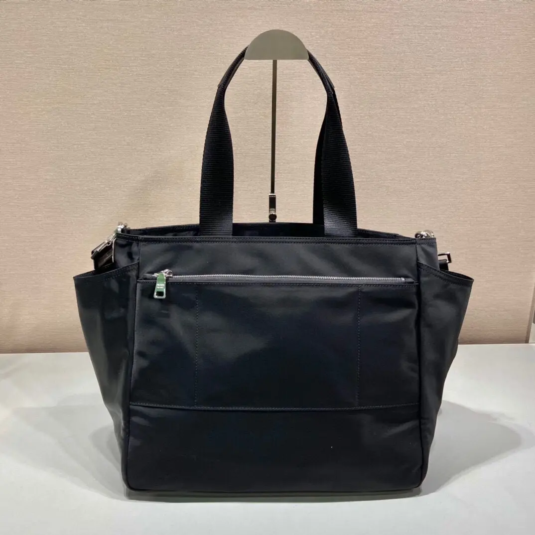 p900 Prada 1BG102Este saco para a mamã é feito de tecido de nylon importado e é muito prático Também pode ser utilizado como saco de compras / saco para a mamã de uma só vez com um equipamento completo com almofadas e suportes para copos A funcionalidade é óptima Apresse-se e compre-o é outro que nunca sairá de moda!Comprimento 35xAltura 30xFundo 17cm