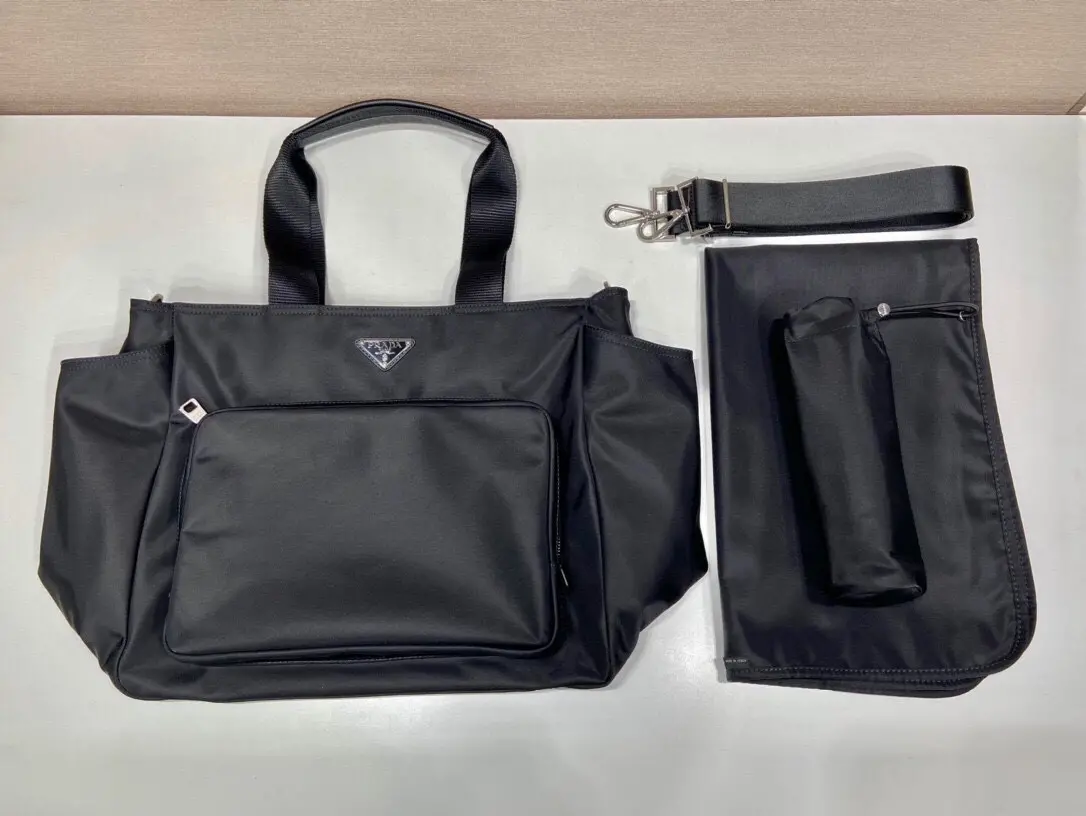 p900 Prada 1BG102Este saco para a mamã é feito de tecido de nylon importado e é muito prático Também pode ser utilizado como saco de compras / saco para a mamã de uma só vez com um equipamento completo com almofadas e suportes para copos A funcionalidade é óptima Apresse-se e compre-o é outro que nunca sairá de moda!Comprimento 35xAltura 30xFundo 17cm