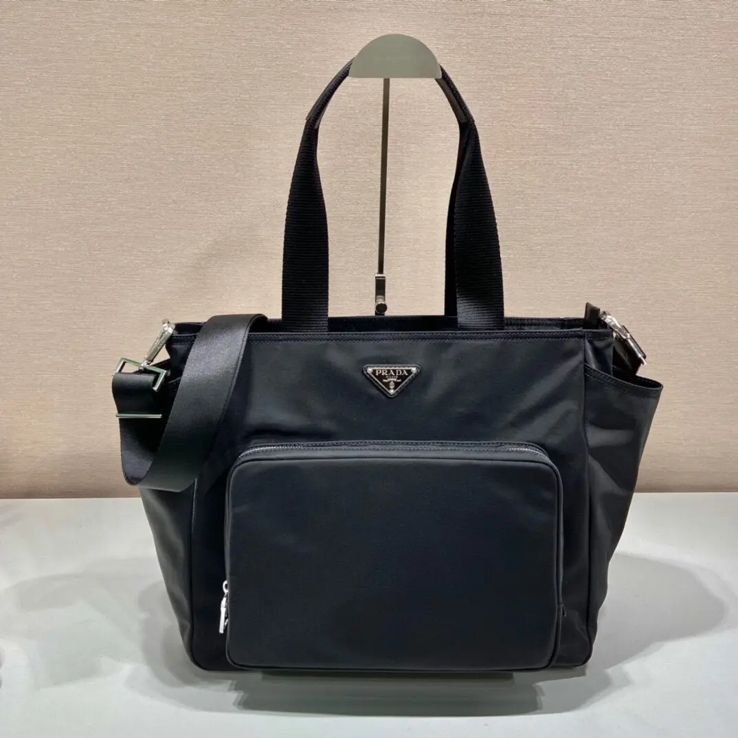 p900 Prada 1BG102Este saco para a mamã é feito de tecido de nylon importado e é muito prático Também pode ser utilizado como saco de compras / saco para a mamã de uma só vez com um equipamento completo com almofadas e suportes para copos A funcionalidade é óptima Apresse-se e compre-o é outro que nunca sairá de moda!Comprimento 35xAltura 30xFundo 17cm