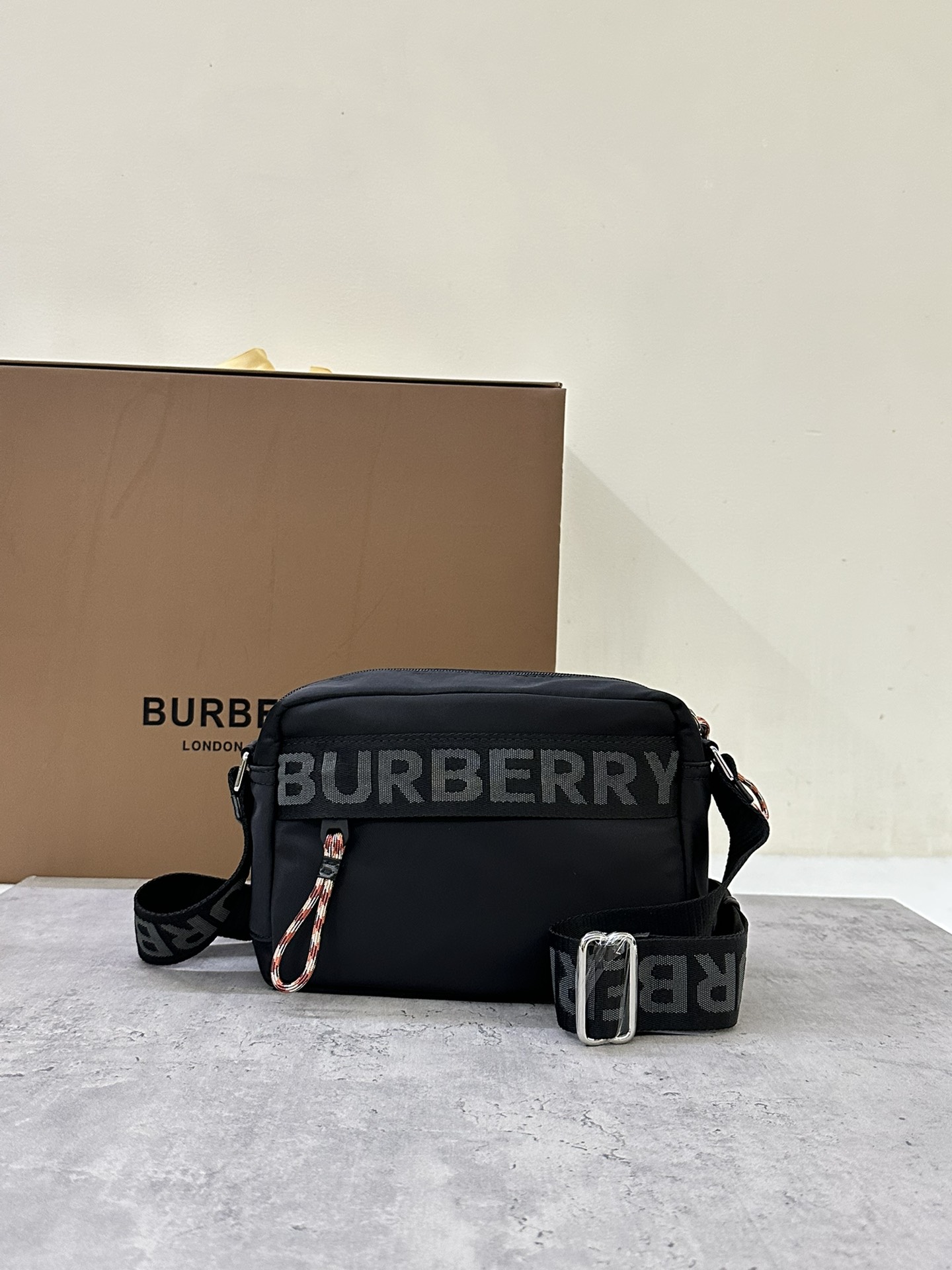 Burberry unisex lightweight aviator nylon slant backpack with leather trim decorated with English equestrian rider motif comes with adjustable mesh nylon straps for slant carry 22*11*16.5cm p800