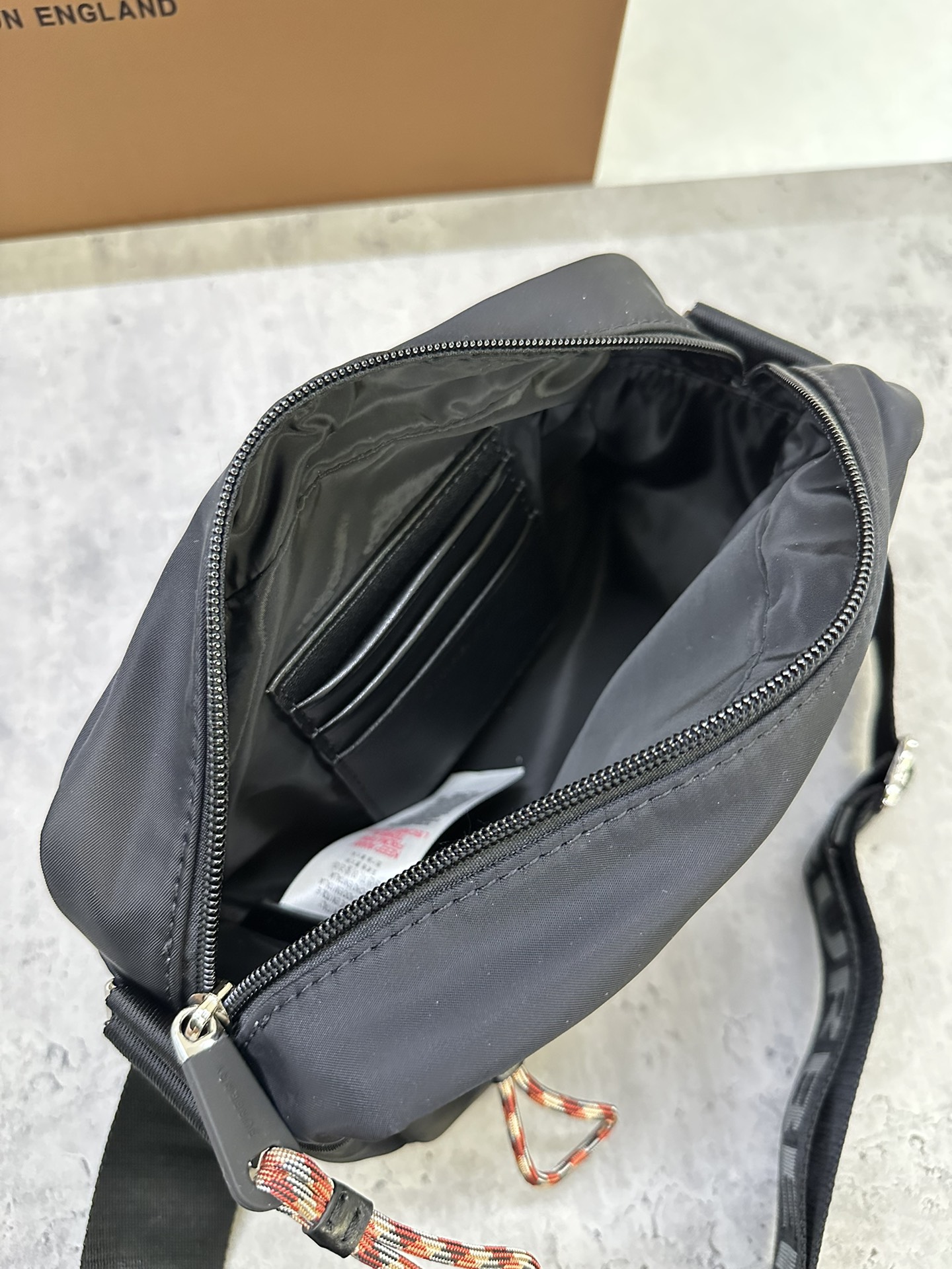 Mochila Burberry unissexo em nylon aviador leve com acabamento em pele decorado com motivo de cavaleiro equestre inglêsAlças de nylon de rede ajustáveis incluídasPode ser transportada na diagonal22*11*16,5cm p800-saco de alta costura