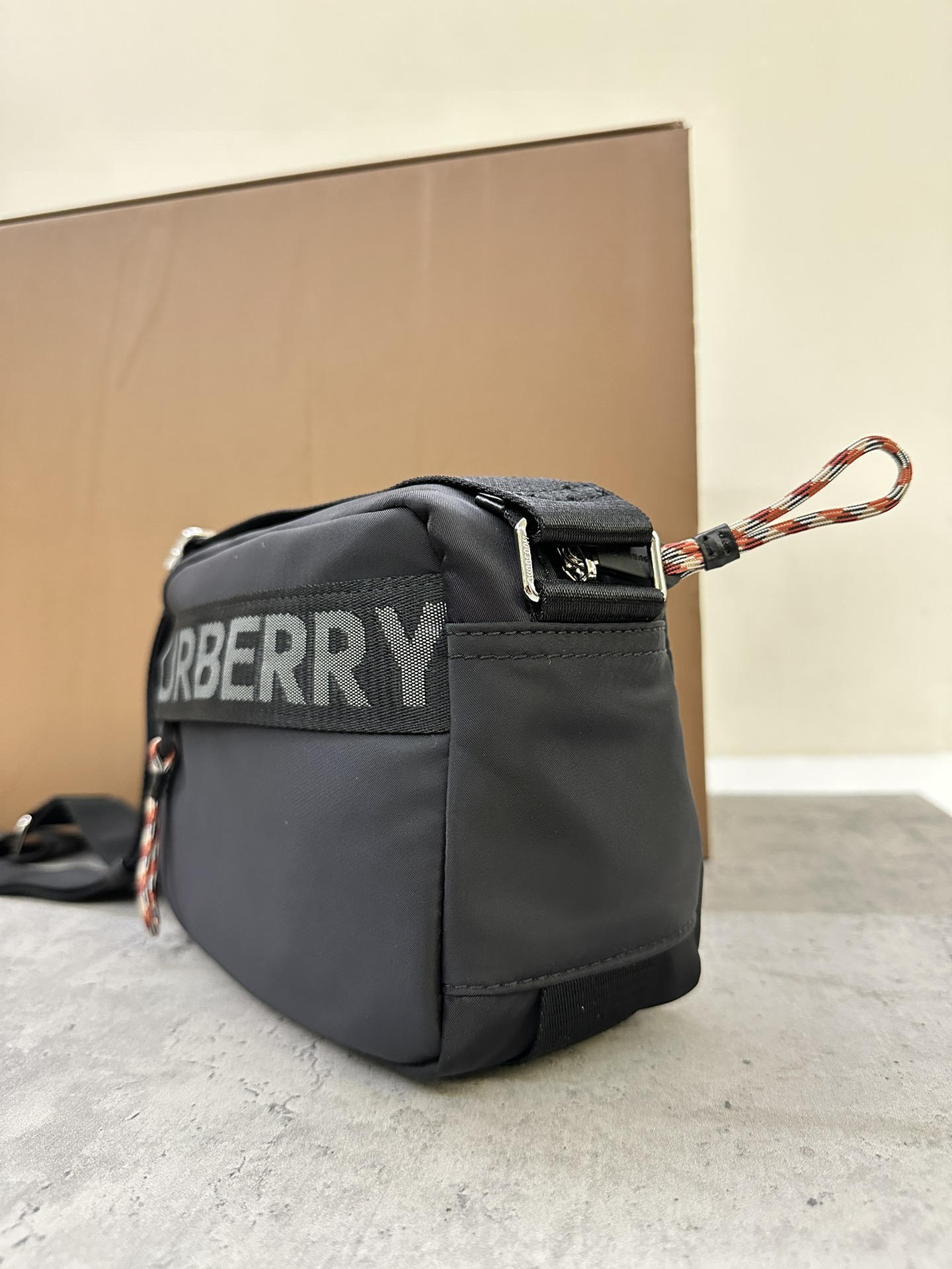 Mochila Burberry unissexo em nylon aviador leve com acabamento em pele decorado com motivo de cavaleiro equestre inglêsAlças de nylon de rede ajustáveis incluídasPode ser transportada na diagonal22*11*16,5cm p800-saco de alta costura