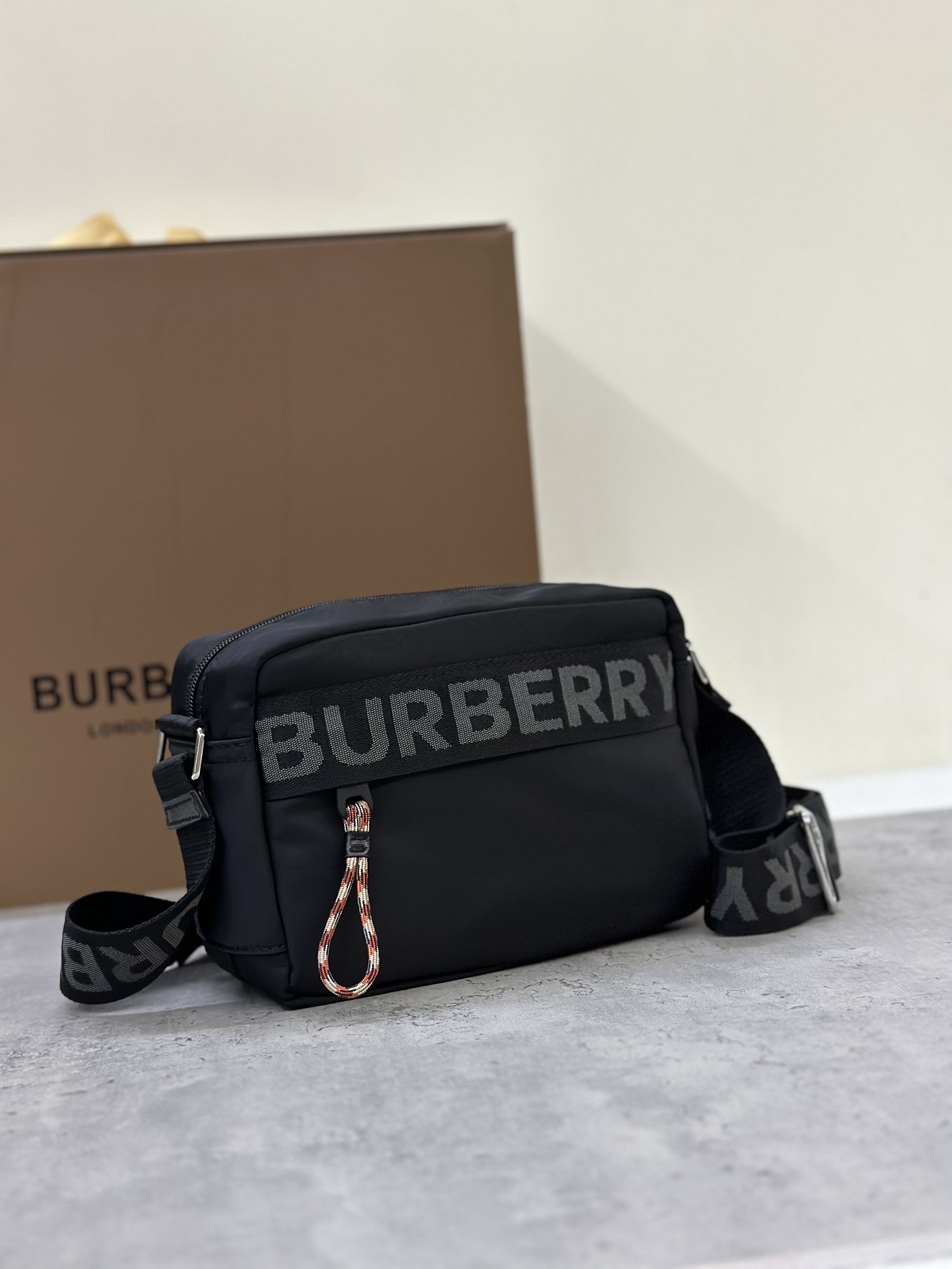 Burberry unisex lightweight aviator nylon slant backpack with leather trim decorated with English equestrian rider motif comes with adjustable mesh nylon straps for slant carry 22*11*16.5cm p800