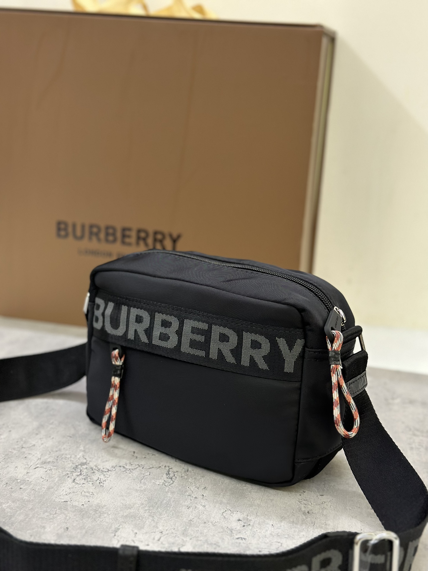 Burberry unisex lightweight aviator nylon slant backpack with leather trim decorated with English equestrian rider motif comes with adjustable mesh nylon straps for slant carry 22*11*16.5cm p800