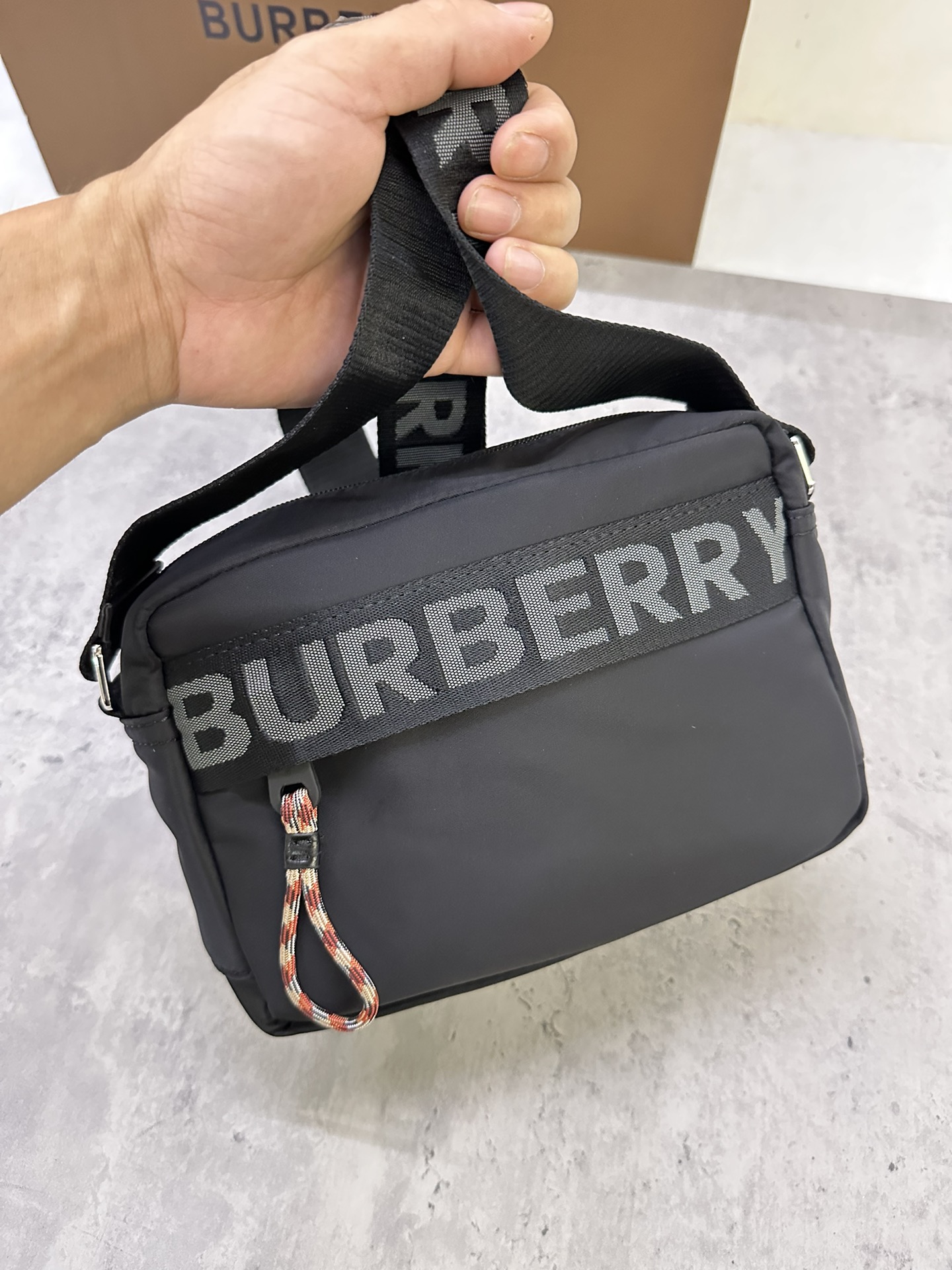 Burberry unisex lightweight aviator nylon slant backpack with leather trim decorated with English equestrian rider motif comes with adjustable mesh nylon straps for slant carry 22*11*16.5cm p800