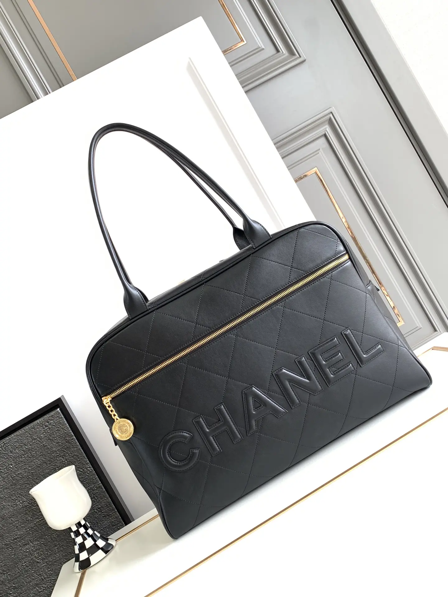 CHANEL 保龄球包 菱格纹 大logo字母偏中古款的保龄球包版型不会出错的款正面背面都有一个格子链条带有一个金币小徽章加上浮雕的字母大logo一整个简约又时尚潮流这种款式过多久都依旧在时尚的前线使用频率很高不仅适合旅行使用平时日常也是非常实用宜搭尺寸：30*45*15cm-高仿包包