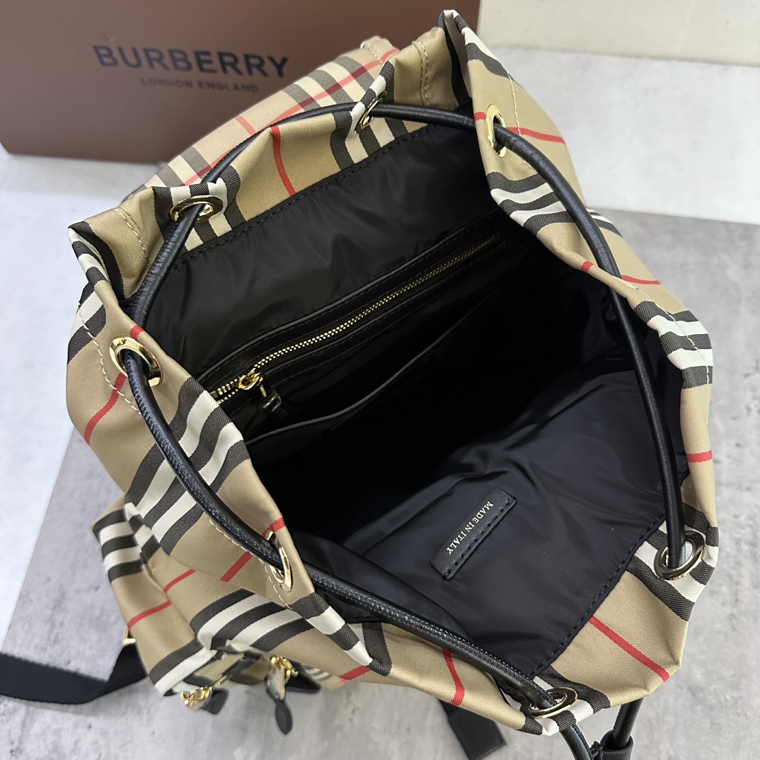 Mochila militar Burberry Medium Vintage Striped Patchwork Cowhide Check Cotton Crafted Decorative Sequined Cowhide Trim 3 bolsillos exteriores con cremallera; 1 bolsillo ribeteado interior; 1 bolsillo interior con cremallera Tamaño: 22 x 14 x 33cm