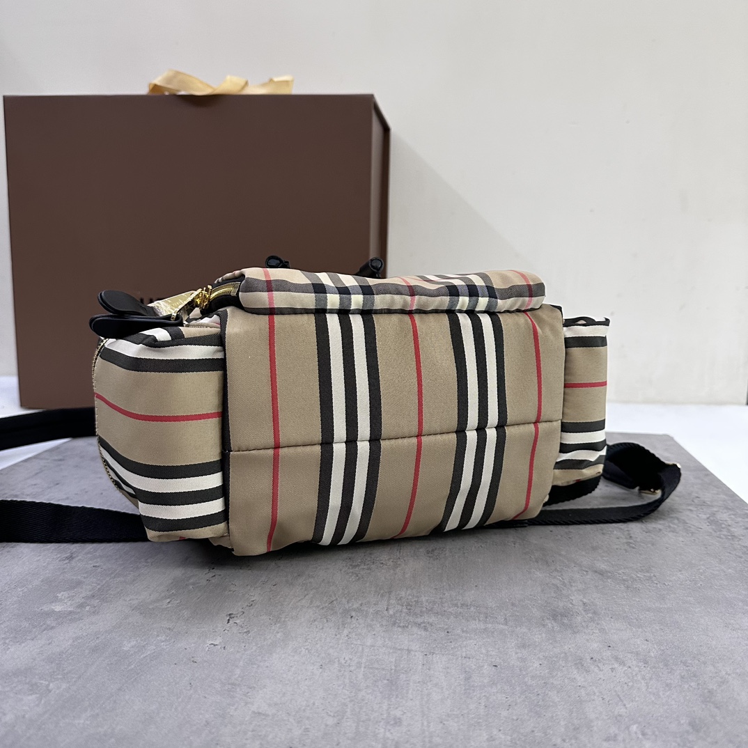 Mochila militar Burberry Medium Vintage Striped Patchwork Cowhide Check Cotton Crafted Decorative Sequined Cowhide Trim 3 bolsillos exteriores con cremallera; 1 bolsillo ribeteado interior; 1 bolsillo interior con cremallera Tamaño: 22 x 14 x 33cm