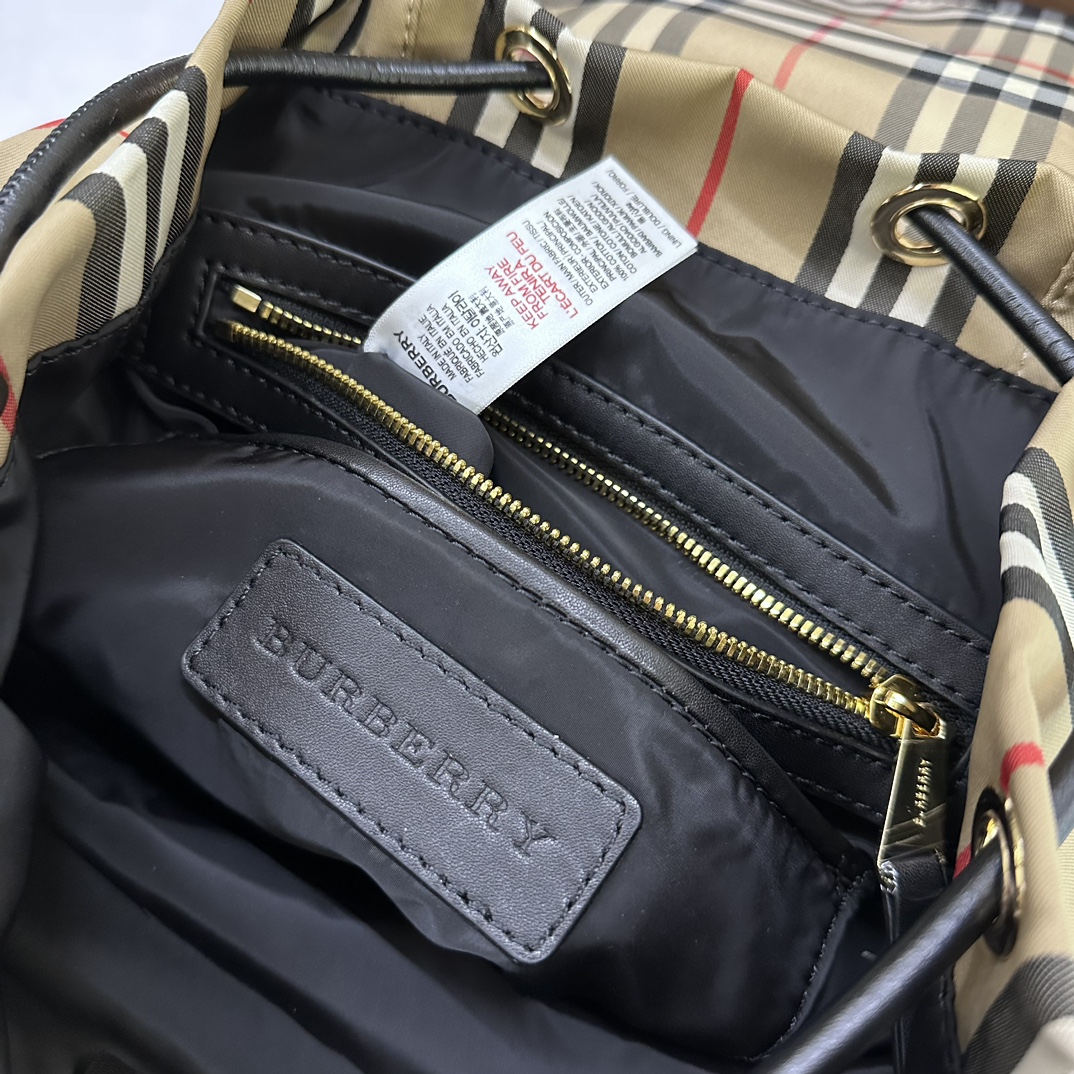 Burberry Medium Vintage Striped Patchwork Cowhide Military Backpack Check Cotton Crafted Decorative Sequined Cowhide Trim 3 poches extérieures zippées ; 1 poche intérieure passepoilée ; 1 poche intérieure zippée Taille : 22 x 14 x 33cm