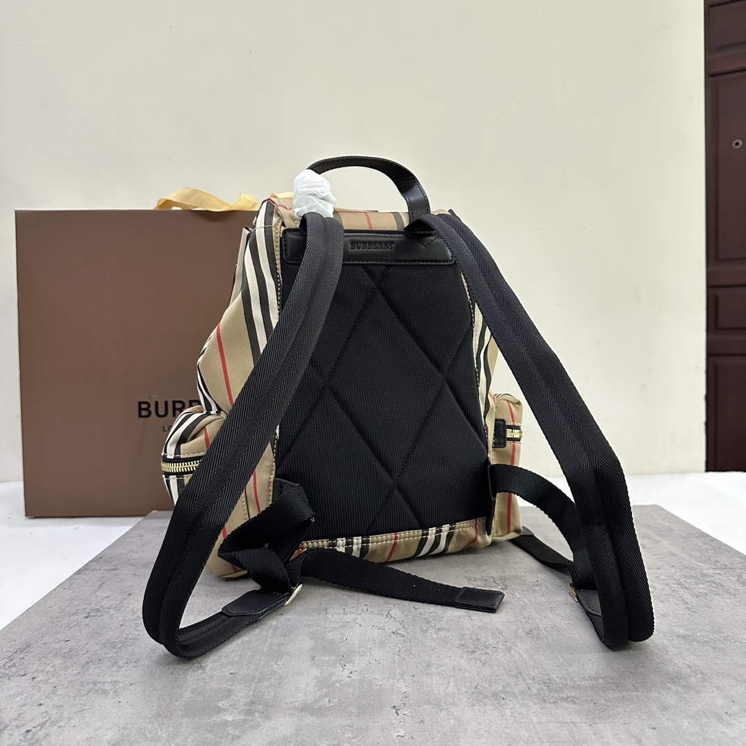 Mochila militar Burberry Medium Vintage Striped Patchwork Cowhide Check Cotton Crafted Decorative Sequined Cowhide Trim 3 bolsillos exteriores con cremallera; 1 bolsillo ribeteado interior; 1 bolsillo interior con cremallera Tamaño: 22 x 14 x 33cm