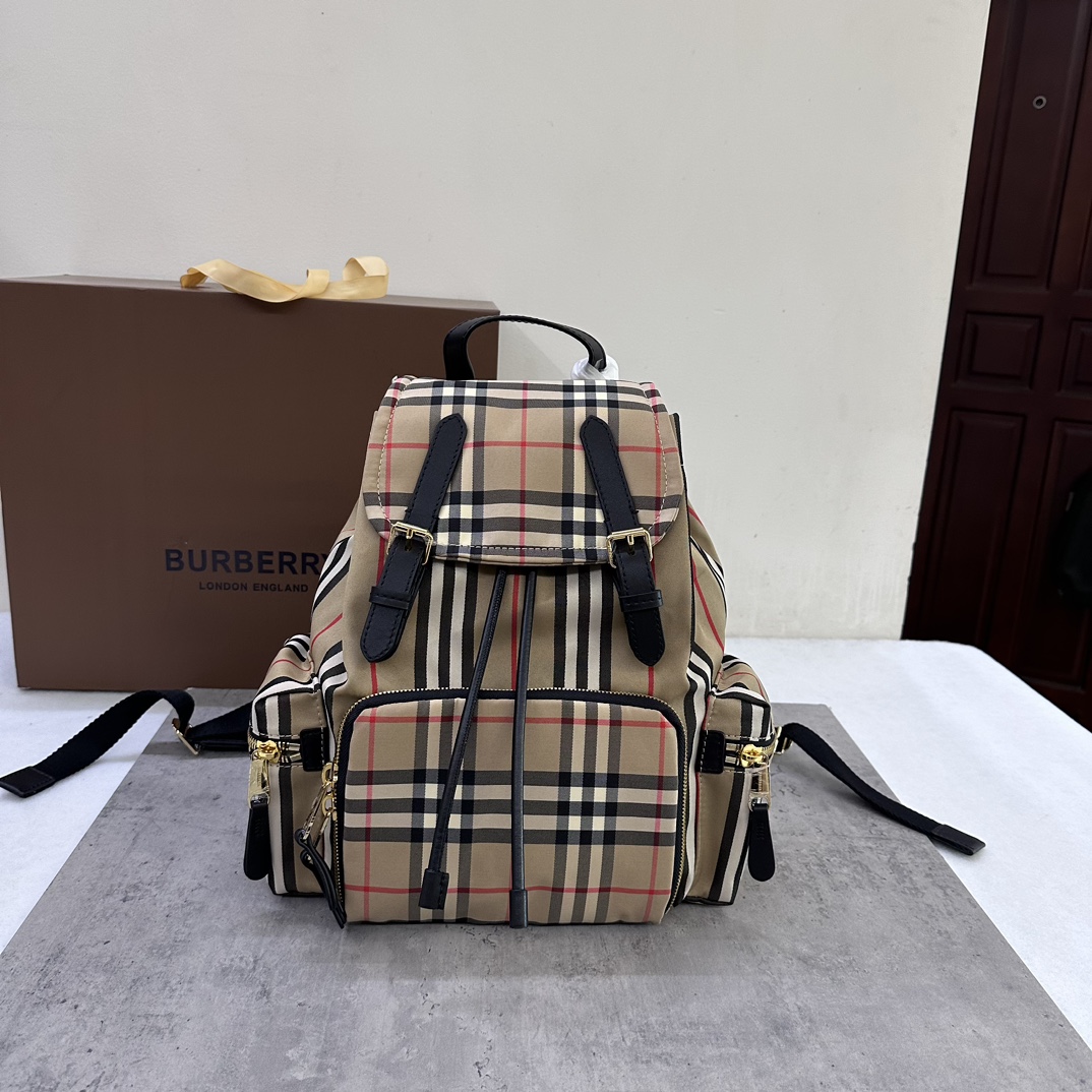 Burberry中号 Vintage条纹拼牛皮军旅背包格纹棉质面料匠心打造装饰缉明线牛皮边饰3个拉链外袋；1个内插袋；1个拉链内袋尺寸：22 x 14 x 33cm-高仿包包