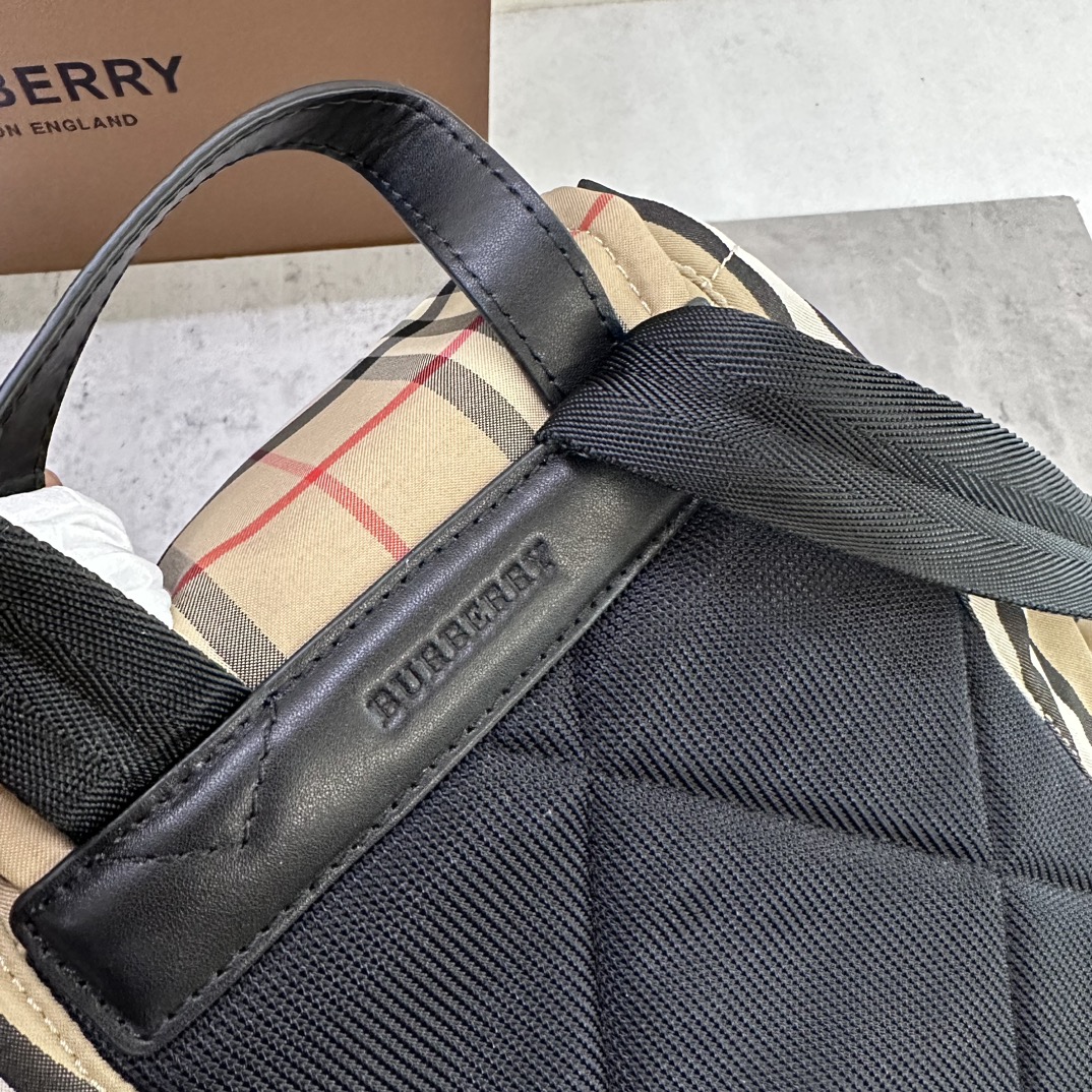 Burberry Medium Vintage Striped Patchwork Cowhide Military Backpack Check Cotton Crafted Decorative Sequined Cowhide Trim 3 poches extérieures zippées ; 1 poche intérieure passepoilée ; 1 poche intérieure zippée Taille : 22 x 14 x 33cm