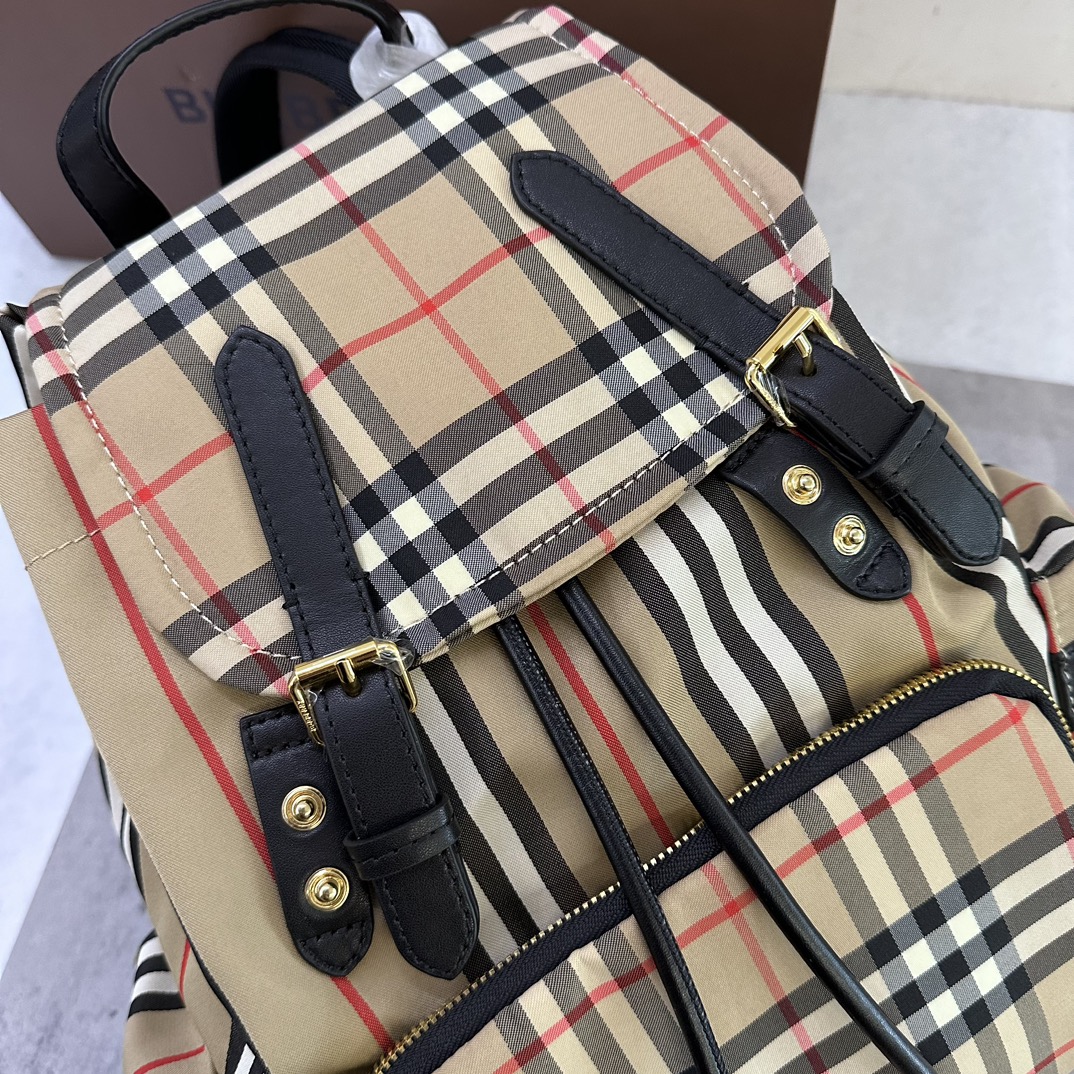 Burberry Medium Vintage Striped Patchwork Cowhide Military Backpack Check Cotton Crafted Decorative Sequined Cowhide Trim 3 poches extérieures zippées ; 1 poche intérieure passepoilée ; 1 poche intérieure zippée Taille : 22 x 14 x 33cm