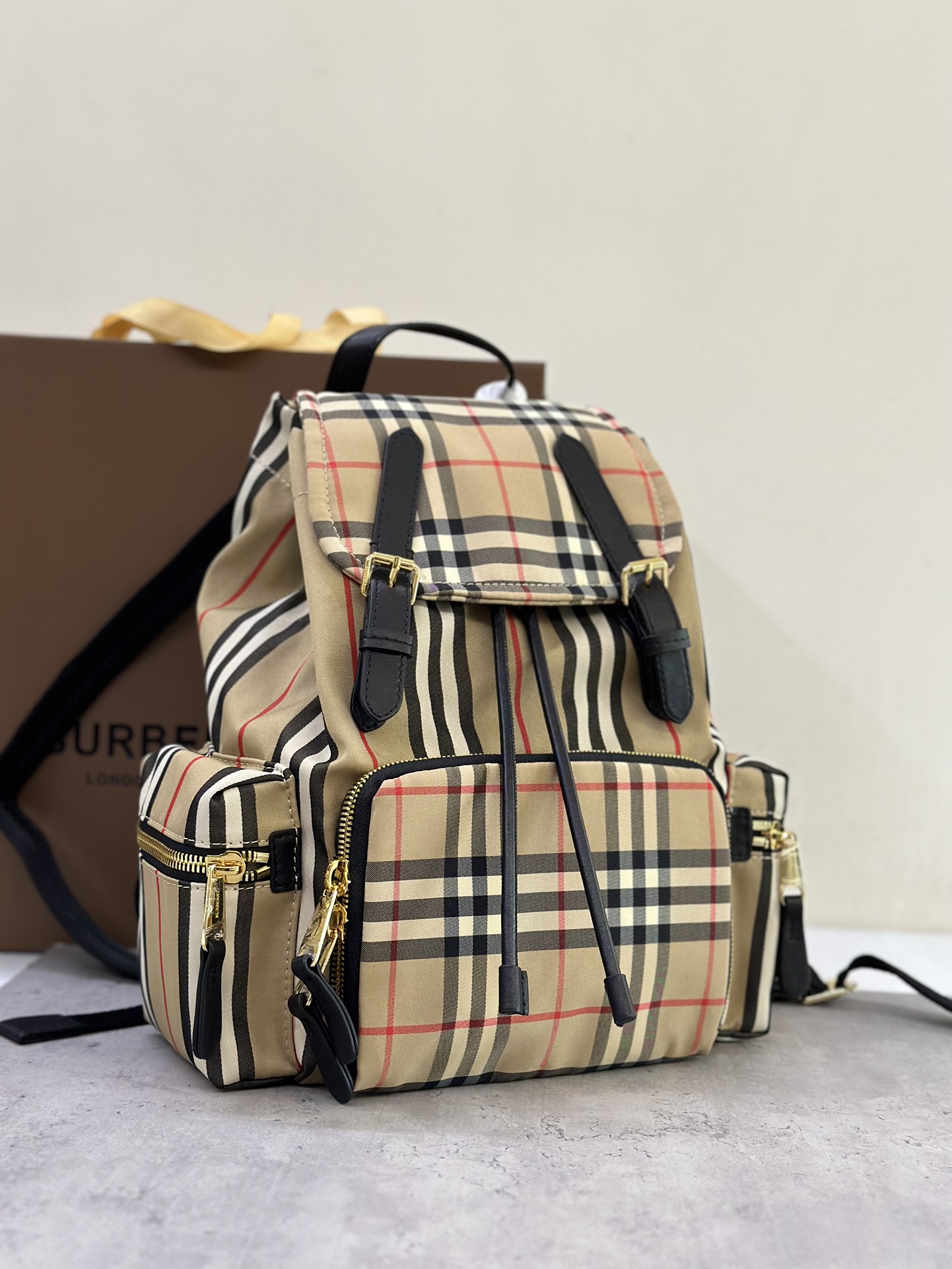 Burberry Medium Vintage Striped Patchwork Cowhide Military Backpack Check Cotton Crafted Decorative Sequined Cowhide Trim 3 poches extérieures zippées ; 1 poche intérieure passepoilée ; 1 poche intérieure zippée Taille : 22 x 14 x 33cm