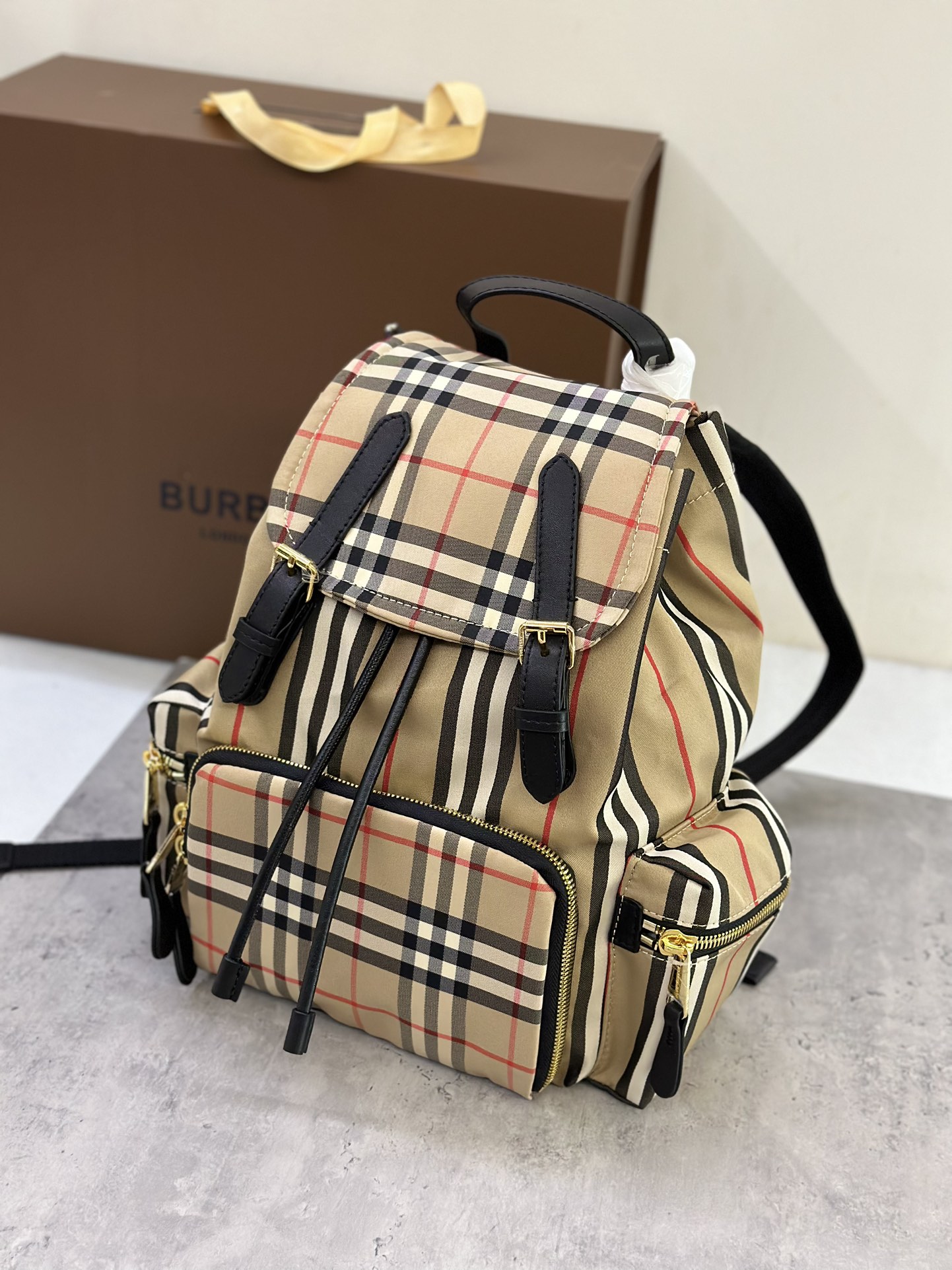 Burberry Medium Vintage Striped Patchwork Cowhide Military Backpack Check Cotton Crafted Decorative Sequined Cowhide Trim 3 poches extérieures zippées ; 1 poche intérieure passepoilée ; 1 poche intérieure zippée Taille : 22 x 14 x 33cm