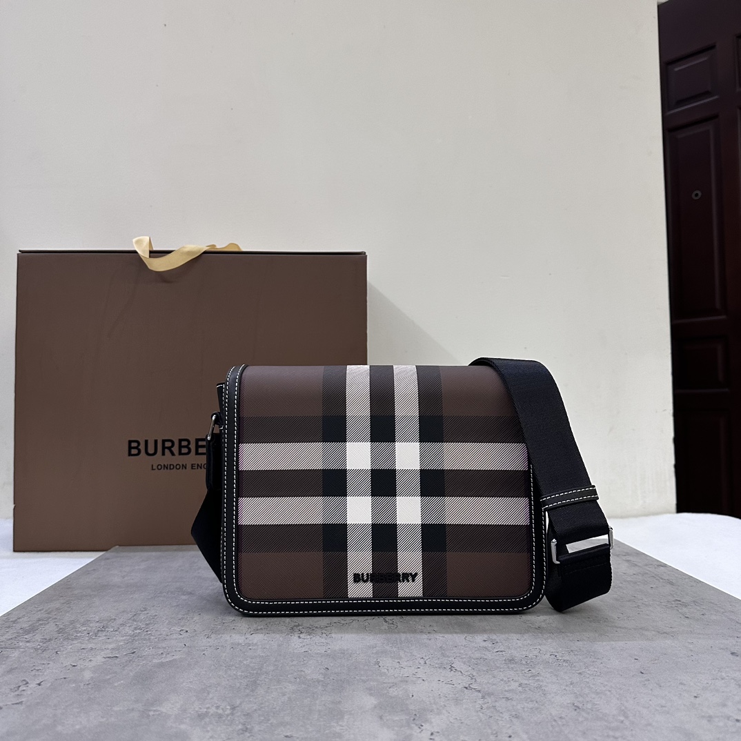 Burberry messenger bagSophisticated stand-up designDecorated with Burberry check pattern with leather trim and brand logo25.5 x 6.5 x 21.5cm.Adjustable shoulder strap.1 external slip pocket; 1 internal slip pocket. Top flap with magnetic closure. Hand-painted edges. Burberry logo p1000 on front.