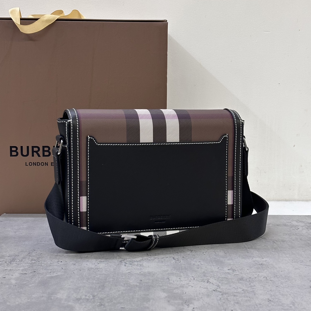 Burberry messenger bagSophisticated stand-up designDecorated with Burberry check pattern with leather trim and brand logo25.5 x 6.5 x 21.5cm.Adjustable shoulder strap.1 external slip pocket; 1 internal slip pocket. Top flap with magnetic closure. Hand-painted edges. Burberry logo p1000 on front.