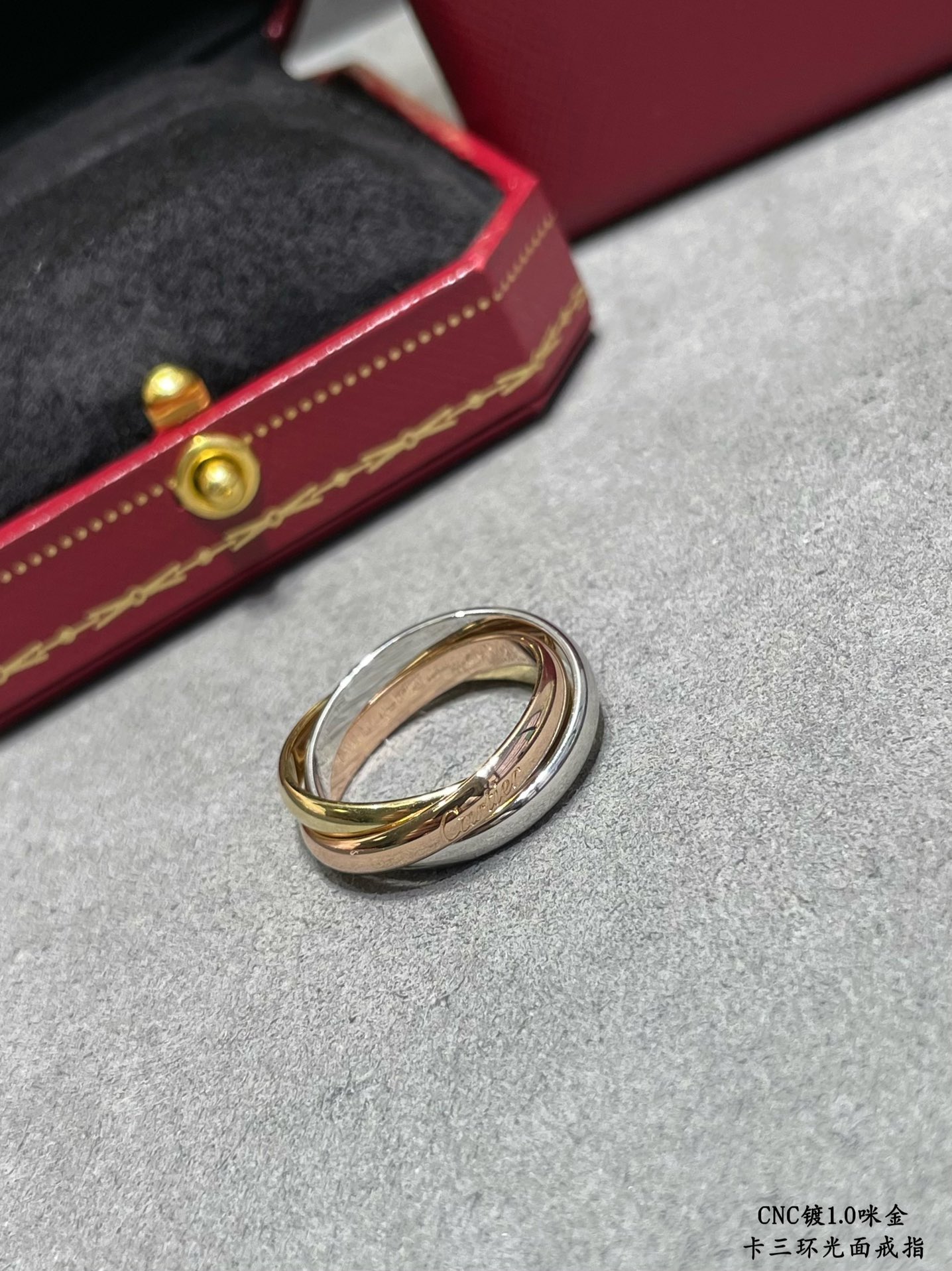 画像[6]-p240Vゴールド素材カルティエダイヤモンドなし3リング💍サイズ678手動で👍リングは、インレイを包含 シンメトリーの美学の完璧な解釈 エレガントで寛大なリングブラケット 滑らかなリングアーム 快適さの高度を身に着けている 手もアイテムにフックアップすることは容易ではありません入れてはいけません！ファインクラフトマンシップエグゼクティブ金型研磨は非常に慎重に行われます！-ハイレプリカバッグ