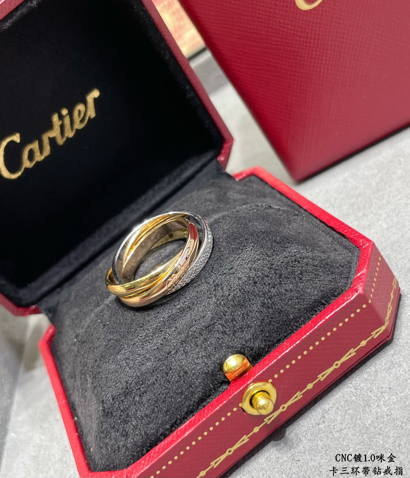 Imagem [7]-p240V material de ouro Yardage 678 Cartier três anéis com diamantes 💍 manualmente um anel 👍 abraçando incrustações Interpretação perfeita da estética simétrica Estoque de anel elegante e generoso Braço de anel suave Use um alto grau de conforto Não coloque a mão também não é fácil de ligar os itens! O polimento de precisão é feito com muito cuidado! -Sacos de réplica de alta qualidade