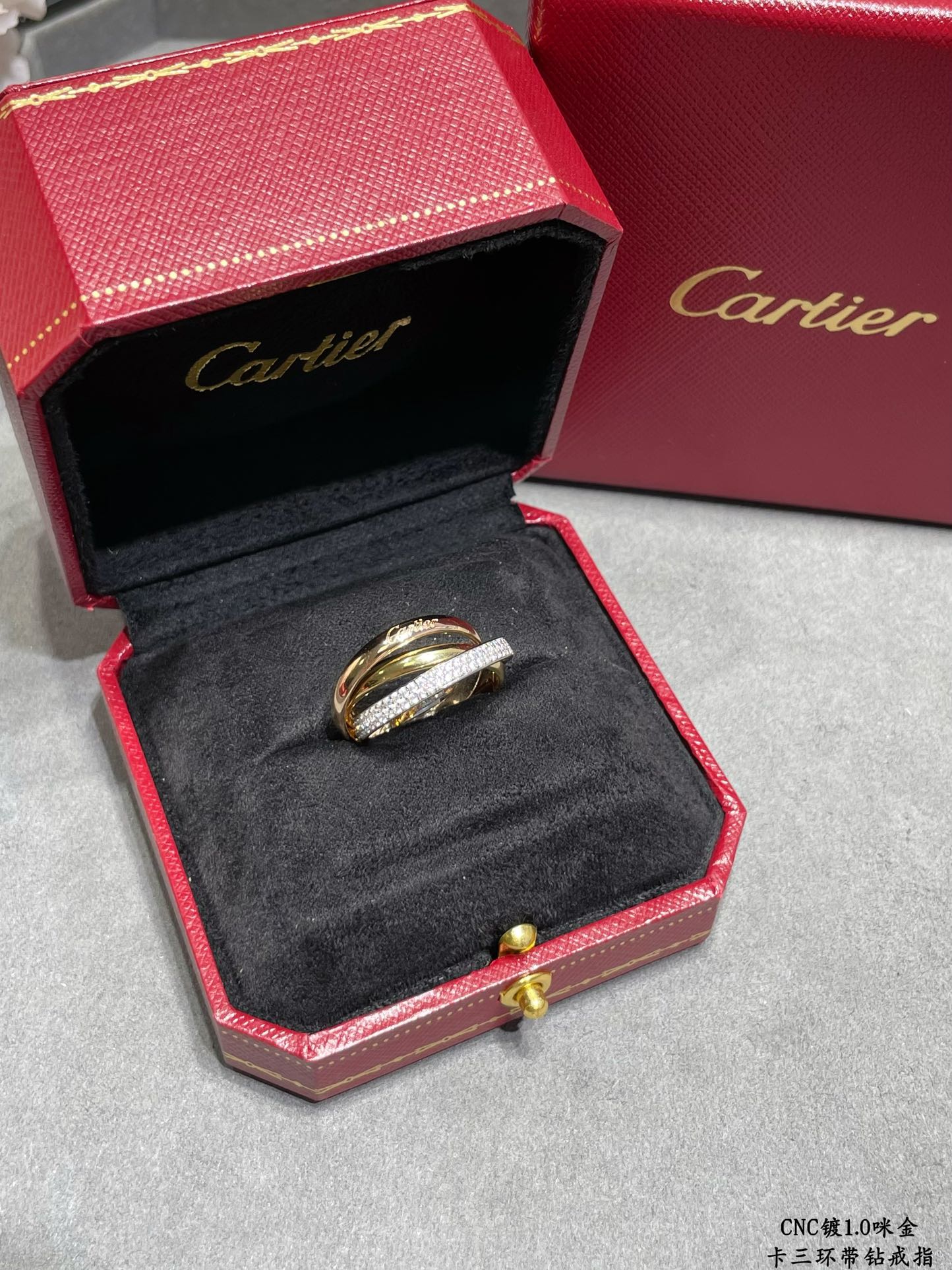 Imagem [9]-p240V material de ouro Yardage 678 Cartier três anéis com diamantes 💍 manualmente um anel 👍 abraçando incrustações Interpretação perfeita da estética simétrica Estoque de anel elegante e generoso Braço de anel suave Use um alto grau de conforto Não coloque a mão também não é fácil de ligar os itens! O polimento de precisão é feito com muito cuidado! -Sacos de réplica de alta qualidade