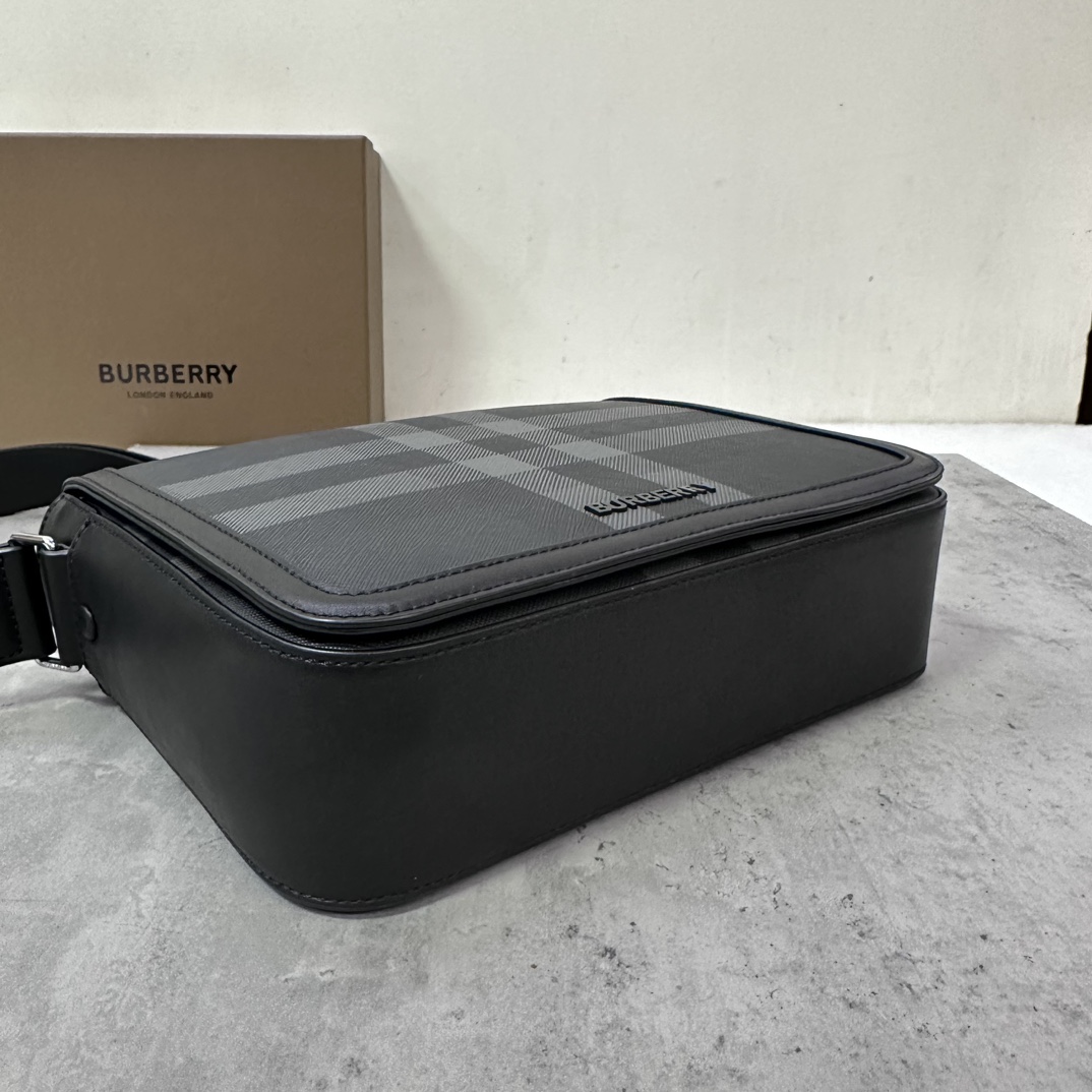 图片[4]-Burberry精致立挺设计装饰 Burberry 格纹搭配皮革边饰和品牌徽标25.5 x 6.5 x 21.5cm可调式肩背带.1个外插袋；1个内插袋.顶部翻盖采用磁扣开合.手绘涂漆边缘.正面饰有 Burberry 立体字母徽标 p1000-高仿包包