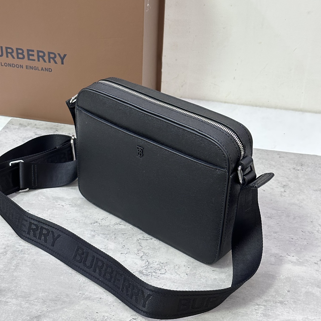 Saco pequeno para homem em pele Burberry com logótipo TB e alças em rede embelezadas com logótipo em jacquard de lã 25 x 5 x 18cm. Alça inclinada ajustável. 1 bolso exterior com fecho magnético. 1 ranhura exterior para cartões. 1 bolso interior. 2 x 4cm. 2 x 4cm. 2 x 4cm. 2 x 4cm. 2 x 4cm. 2 x 4cm. 3 x 4cm. Fecho de correr. Rebordos pintados à mão. Ferragens em metal brilhante p1000