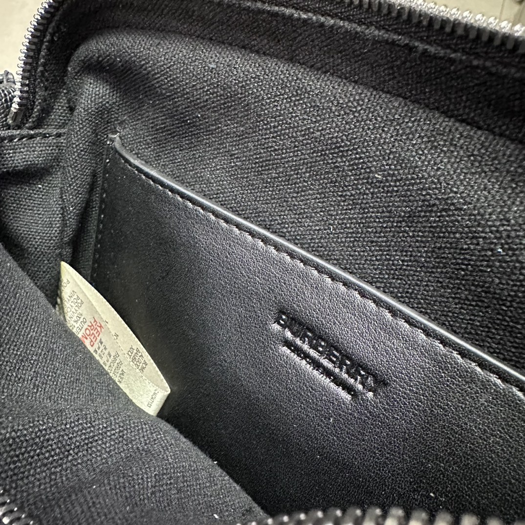 Saco pequeno para homem em pele Burberry com logótipo TB e alças em rede embelezadas com logótipo em jacquard de lã 25 x 5 x 18cm. Alça inclinada ajustável. 1 bolso exterior com fecho magnético. 1 ranhura exterior para cartões. 1 bolso interior. 2 x 4cm. 2 x 4cm. 2 x 4cm. 2 x 4cm. 2 x 4cm. 2 x 4cm. 3 x 4cm. Fecho de correr. Rebordos pintados à mão. Ferragens em metal brilhante p1000