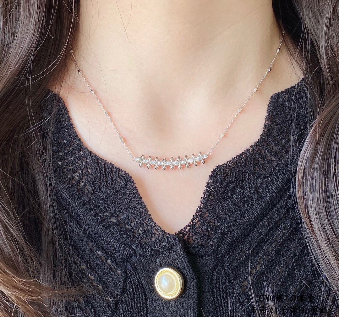 p270V gold plated imitation gold Cartier CNC bullet necklace with diamonds 💋💄 the two sides of the small studs can be free to swing very personalized a timeless classic in recent years is very hot High-end micro-setting material The same craftsmanship, not the same price real gold texture